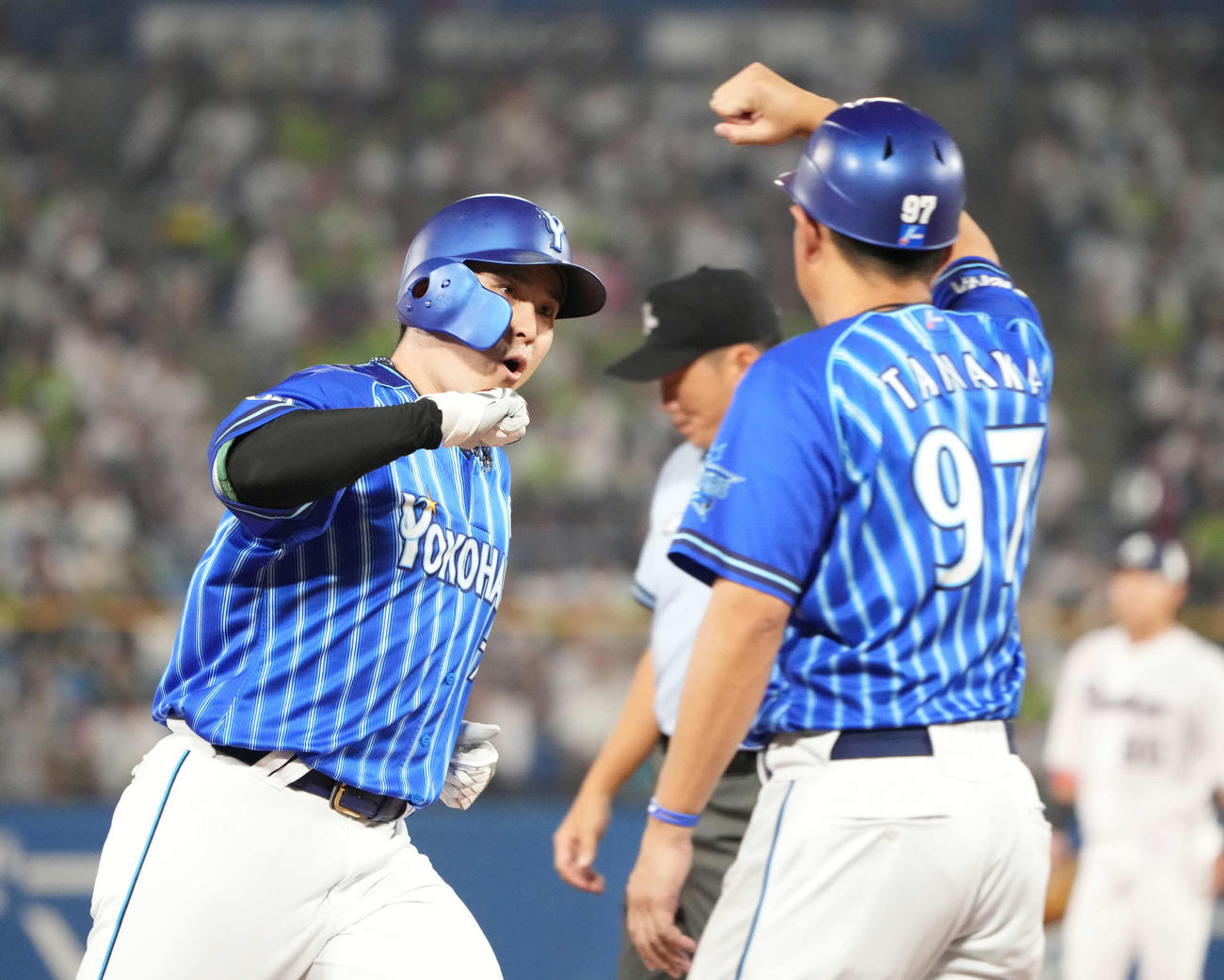 ヤクルト対DeNA、3回表DeNA1死、佐野（左）は右越えにソロ本塁打を放ち三塁をまわる（撮影・小沢裕）