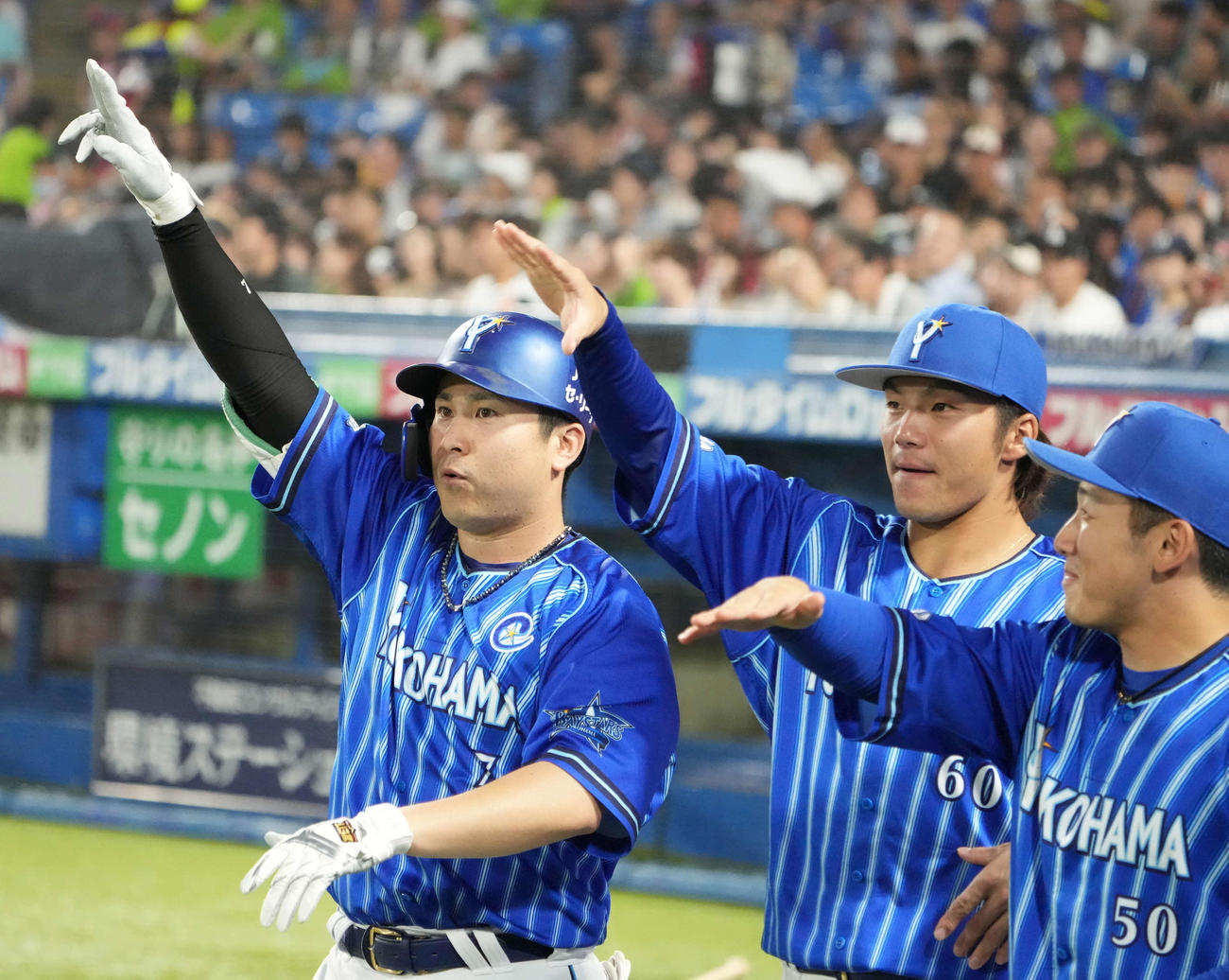 ヤクルト対DeNA、3回表DeNA1死、佐野（左）は右越えにソロ本塁打を放ち左翼席のファンに向かってポーズを決める（撮影・小沢裕）