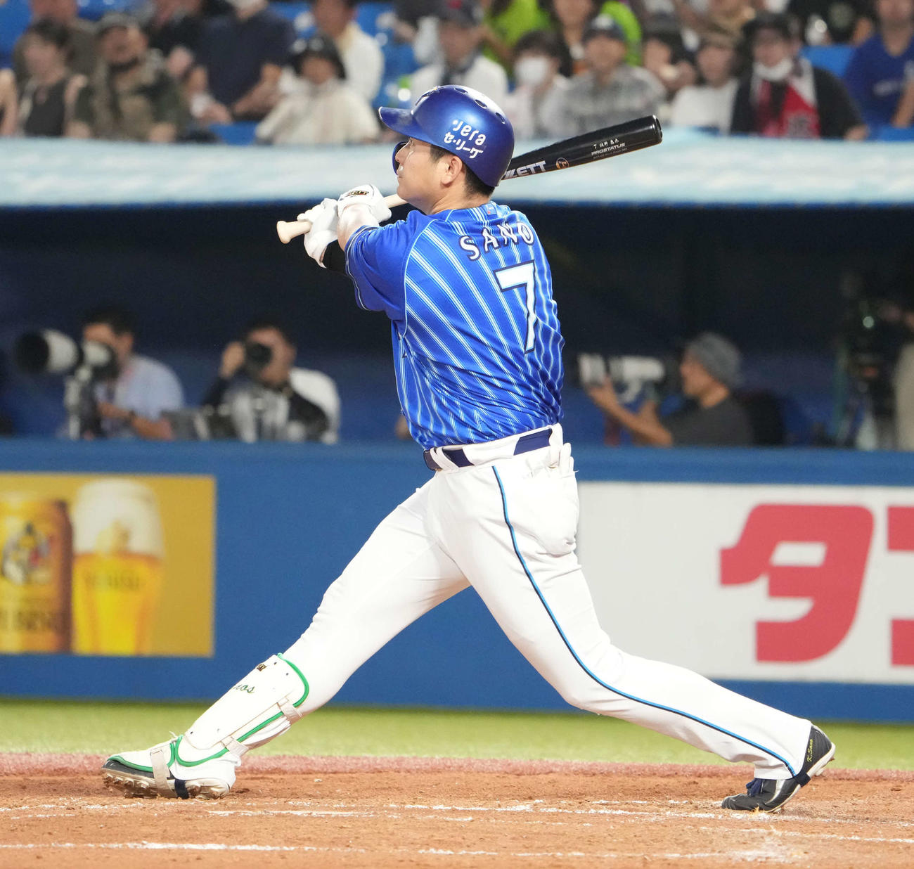 ヤクルト対DeNA、3回表DeNA1死、佐野は右越えにソロ本塁打を放つ（撮影・小沢裕）