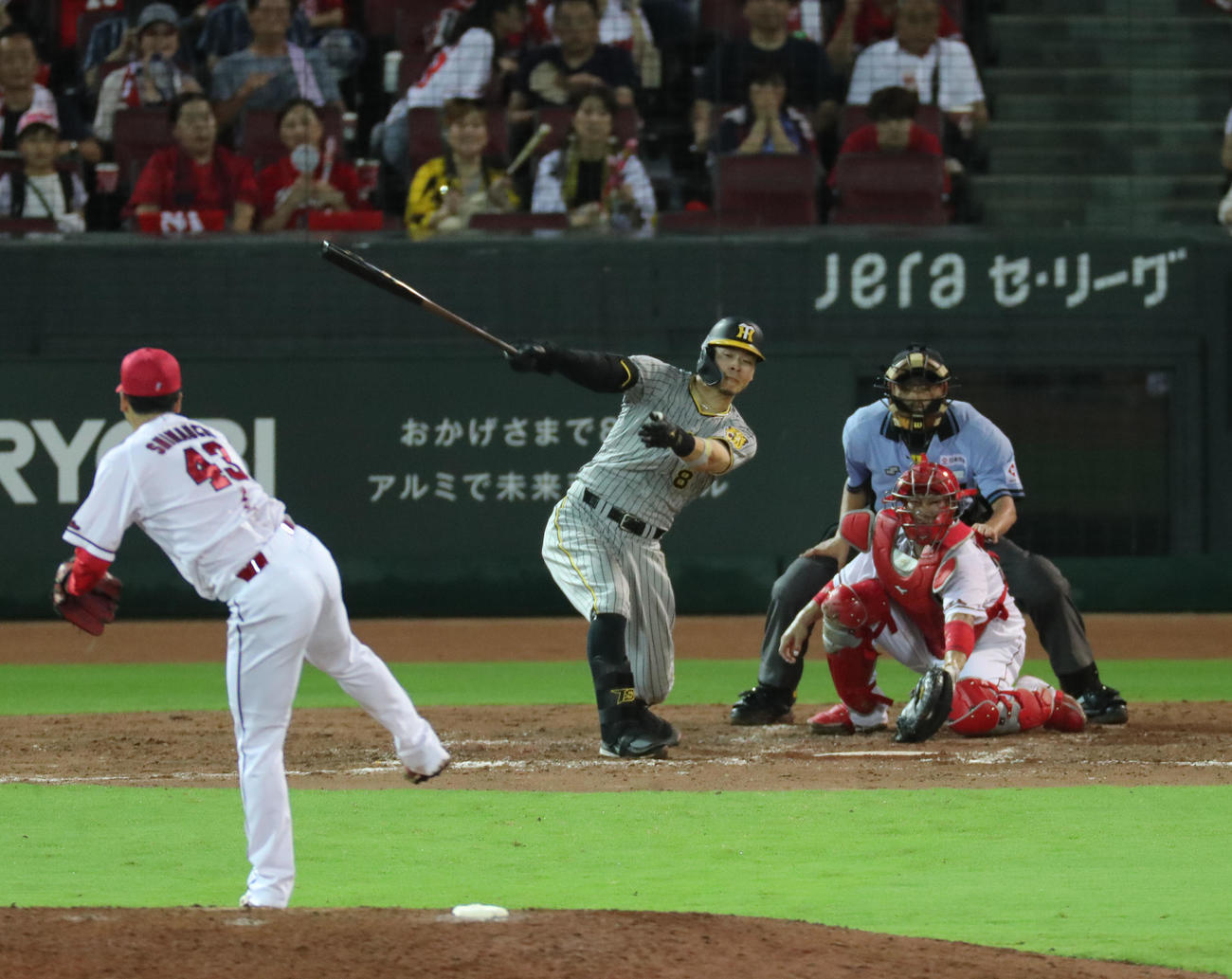 広島対阪神　8回表阪神無死二、三塁、佐藤は空振り三振に終わる（撮影・梅根麻紀）