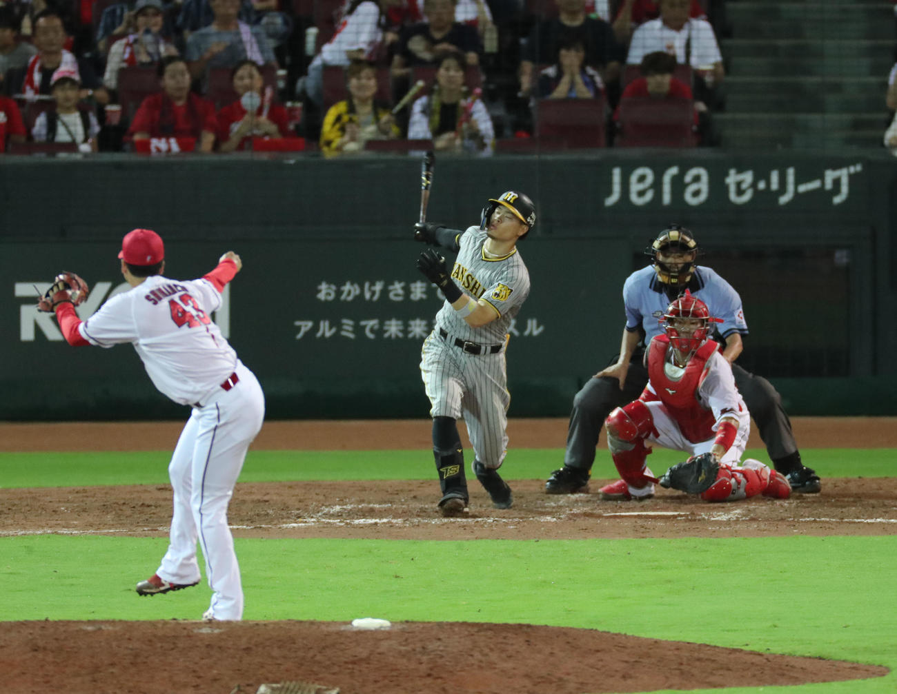 広島対阪神　8回表阪神無死二、三塁、佐藤は空振り三振に終わる（撮影・梅根麻紀）