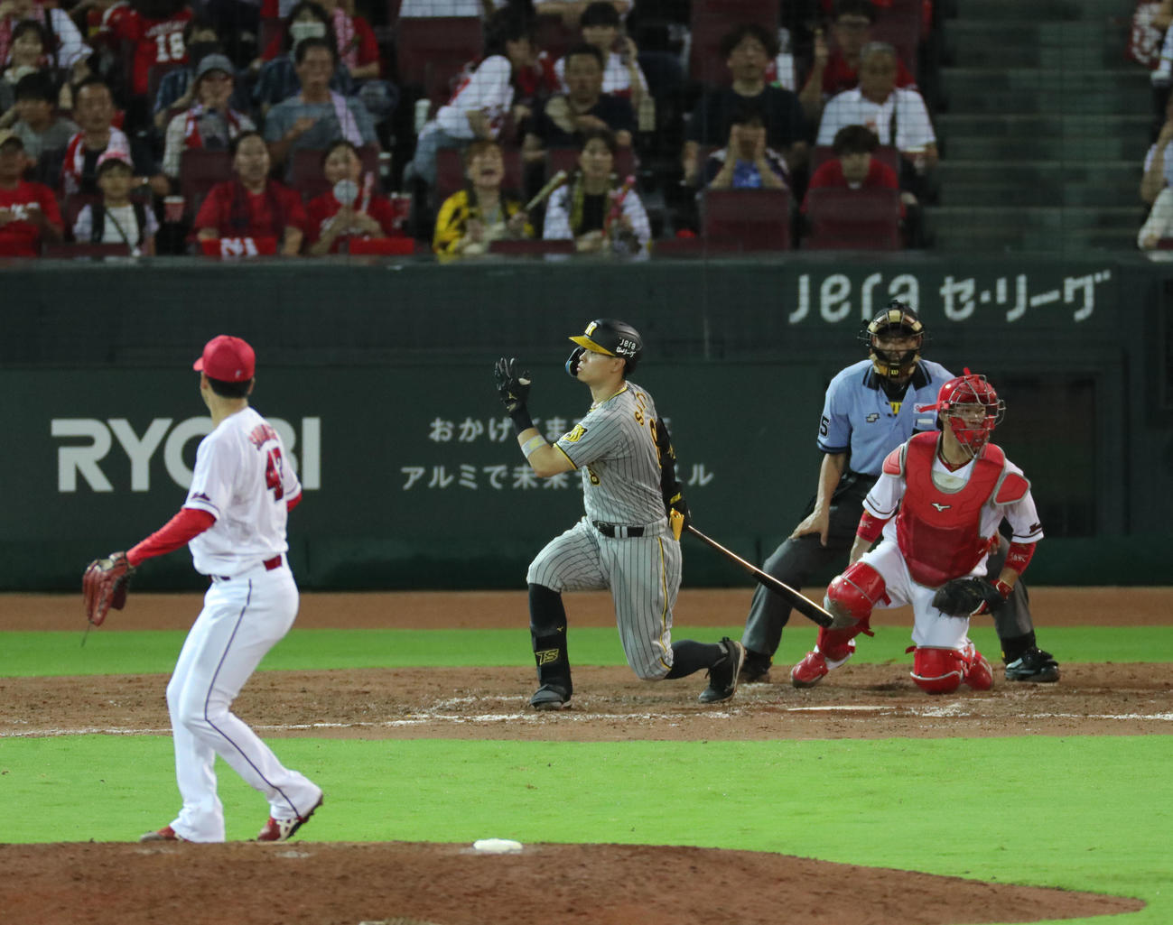 広島対阪神　8回表阪神無死二、三塁、佐藤は空振り三振に終わる（撮影・梅根麻紀）