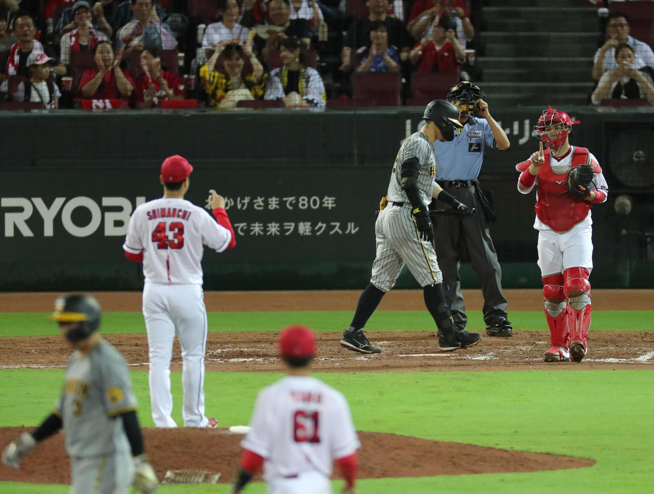 広島対阪神　8回表阪神無死二、三塁、佐藤は空振り三振に終わる（撮影・梅根麻紀）
