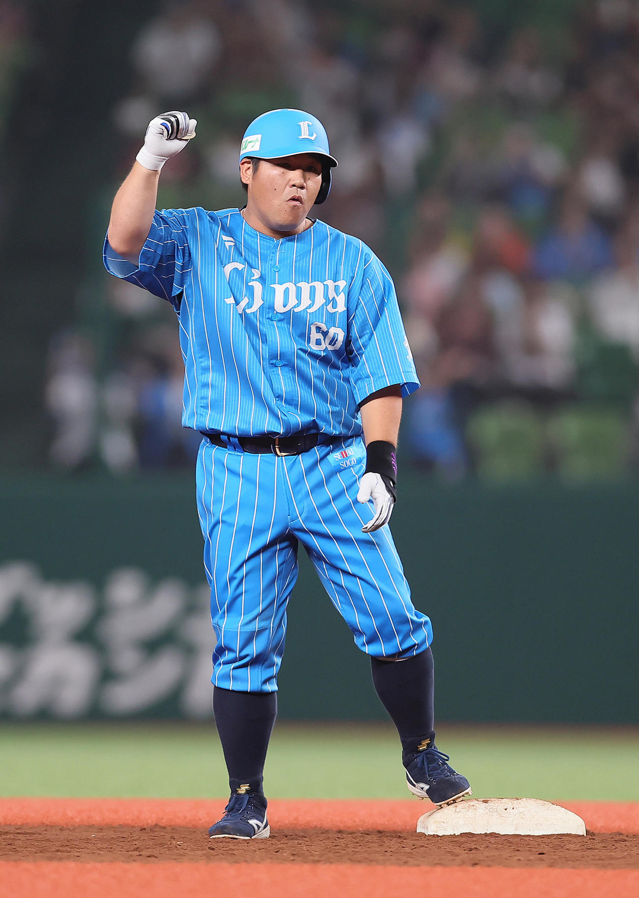 西武対楽天　8回裏西武1死三塁、中村は左適時二塁打を放ちガッツポーズ（撮影・足立雅史）