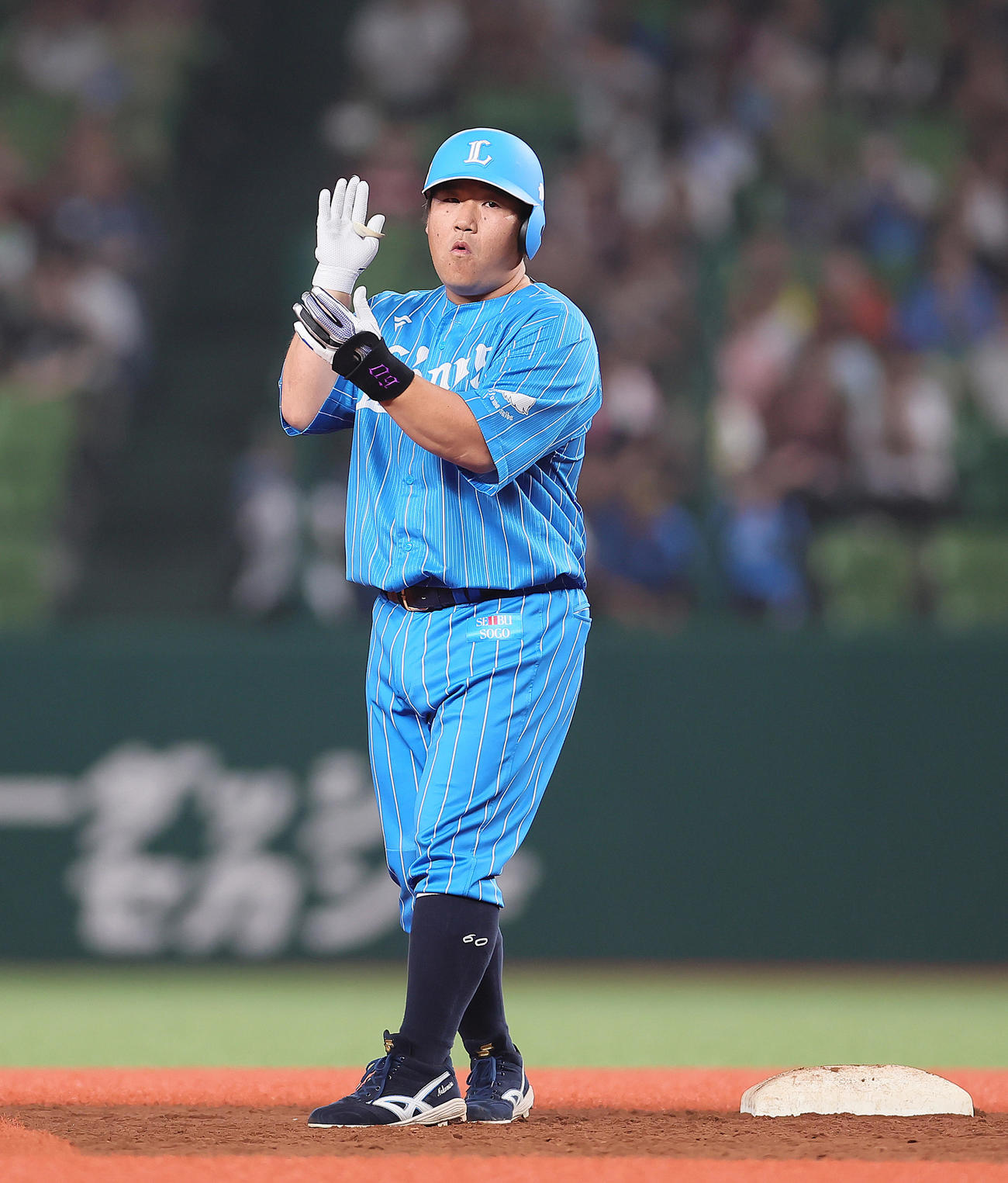 西武対楽天　8回裏西武1死三塁、中村は左適時二塁打を放ち手をたたき喜ぶ（撮影・足立雅史）