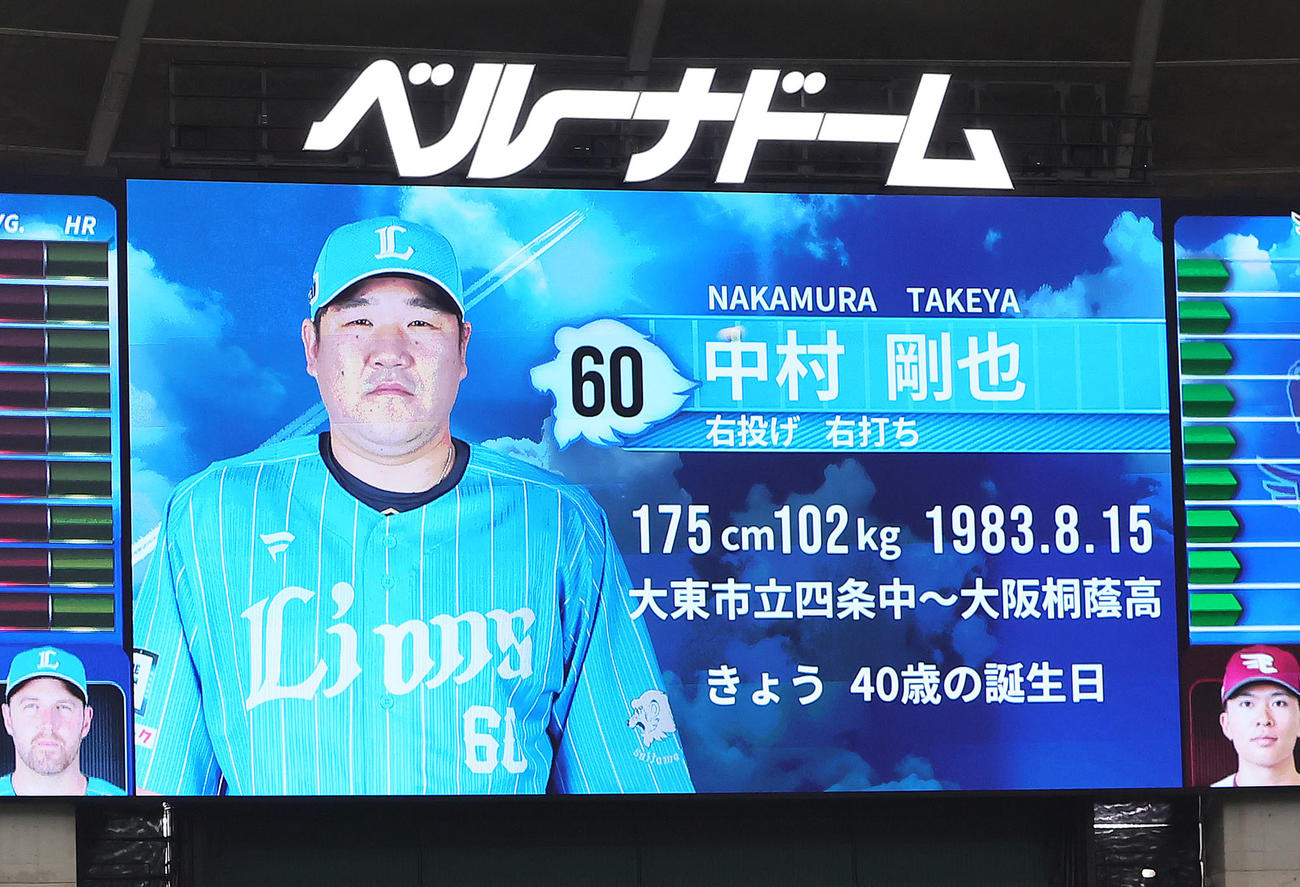 西武対楽天　この日40歳の誕生日を迎えた西武中村（撮影・足立雅史）