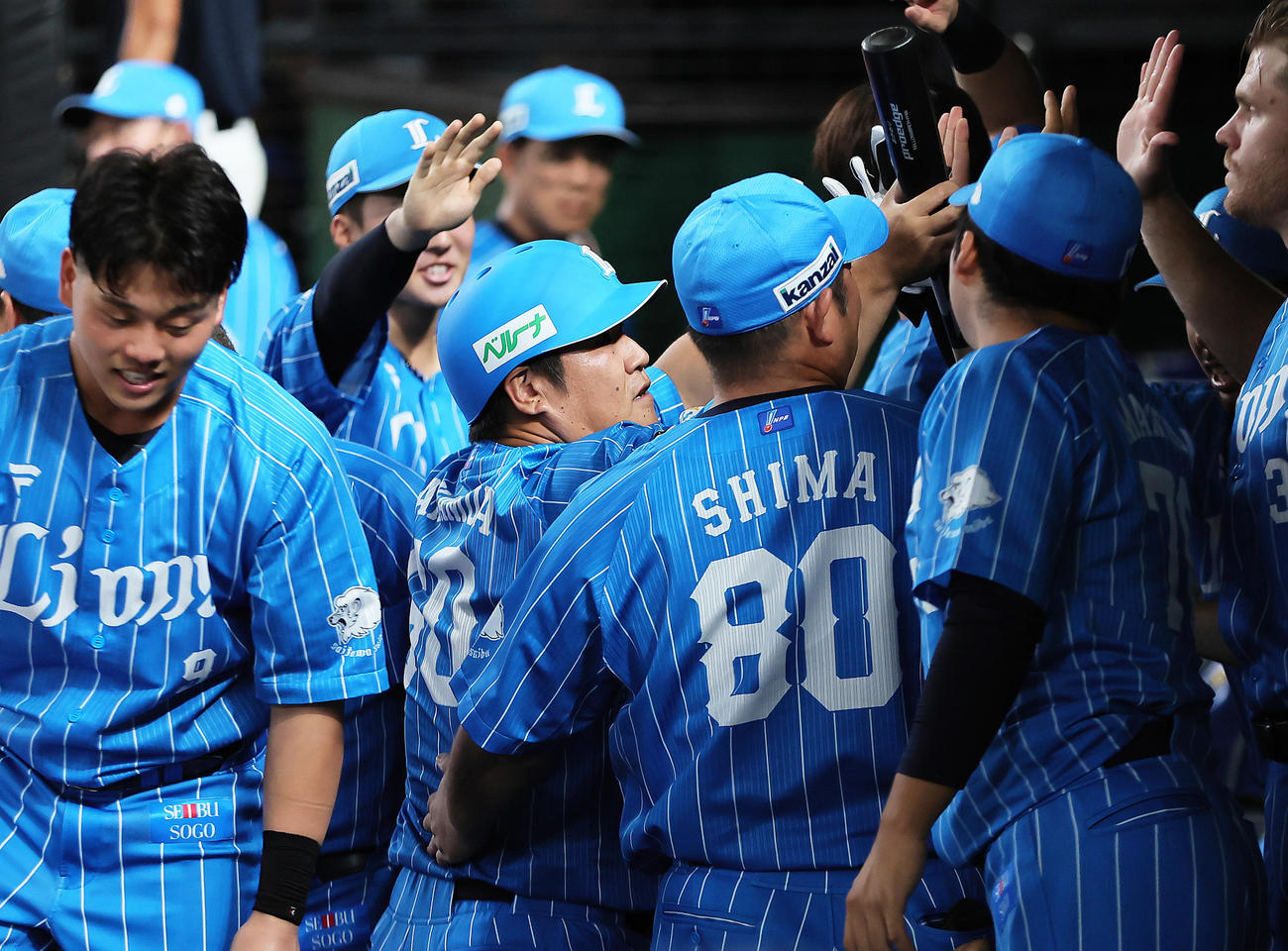 西武対楽天　8回裏西武1死三塁、中村（中央）は左適時二塁打を放ちベンチの祝福を受ける（撮影・足立雅史）