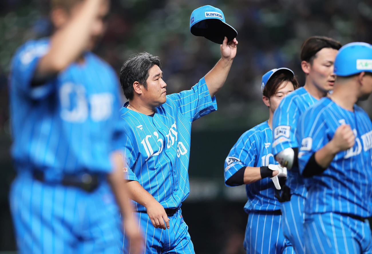 西武対楽天　敗れ、スタンドにあいさつし引き揚げる西武中村ら（撮影・足立雅史）
