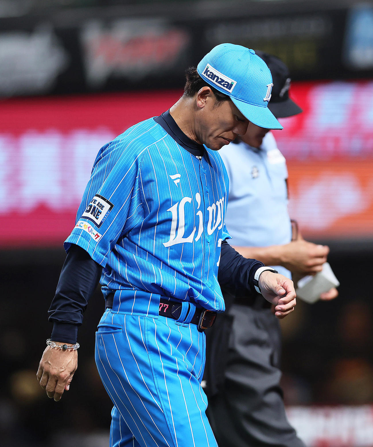 西武対楽天　9回、西武増田の投手交代を告げ、うつむきベンチに戻る松井監督（撮影・足立雅史）