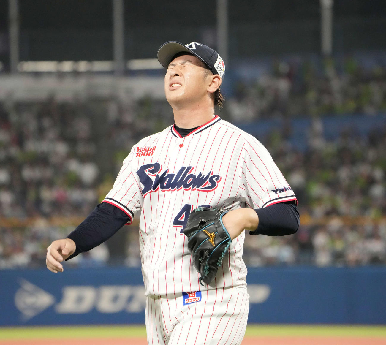 ヤクルト対DeNA、3回表DeNA1死、ヤクルト先発の小沢は桑原に中二塁打を許し天を仰ぐ（撮影・小沢裕）