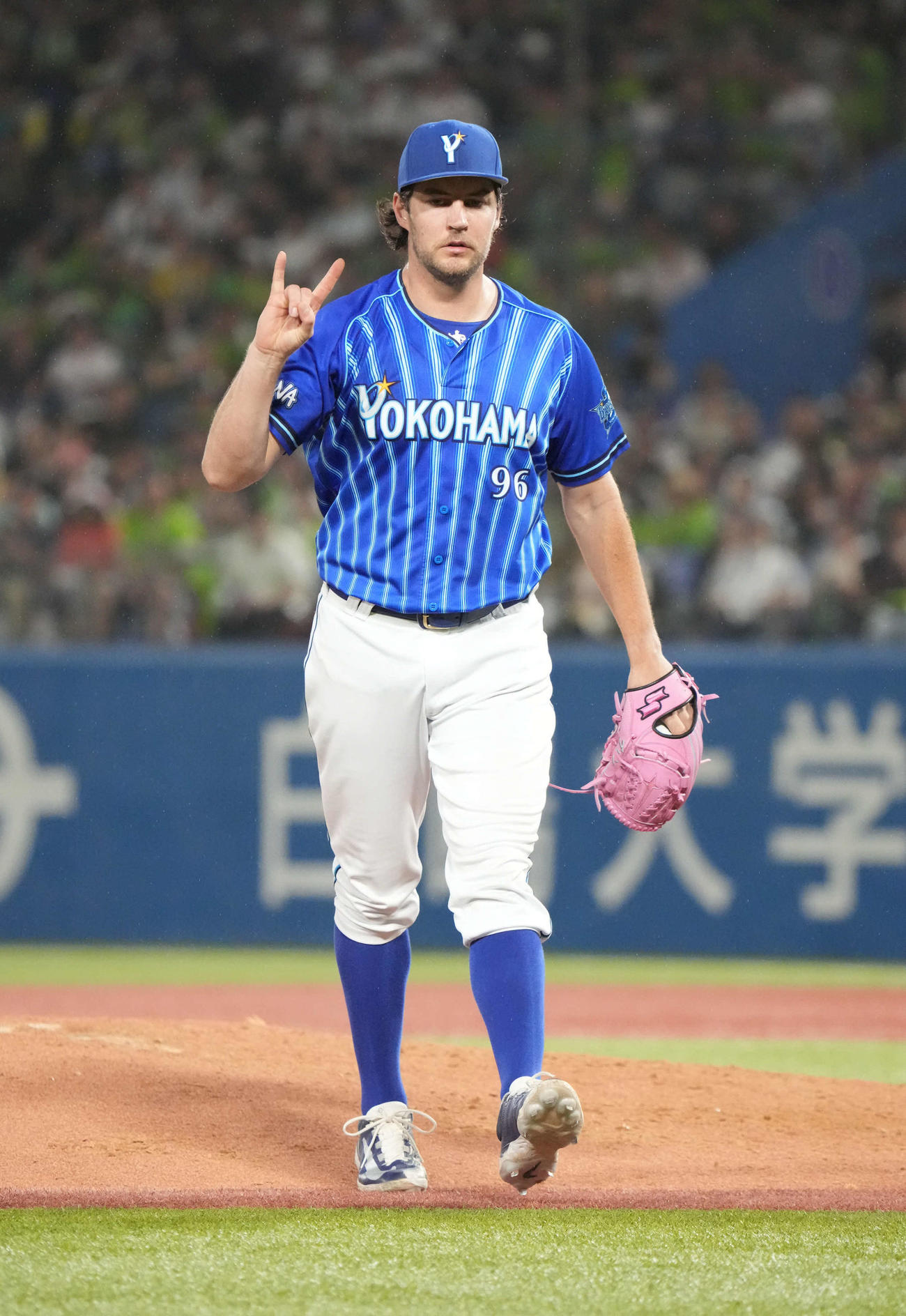 ヤクルト対DeNA、3回裏ヤクルト2死、浜田の投ゴロを背面キャッチしたDeNA先発のバウアーはベンチに向かってポーズを決める（撮影・小沢裕）