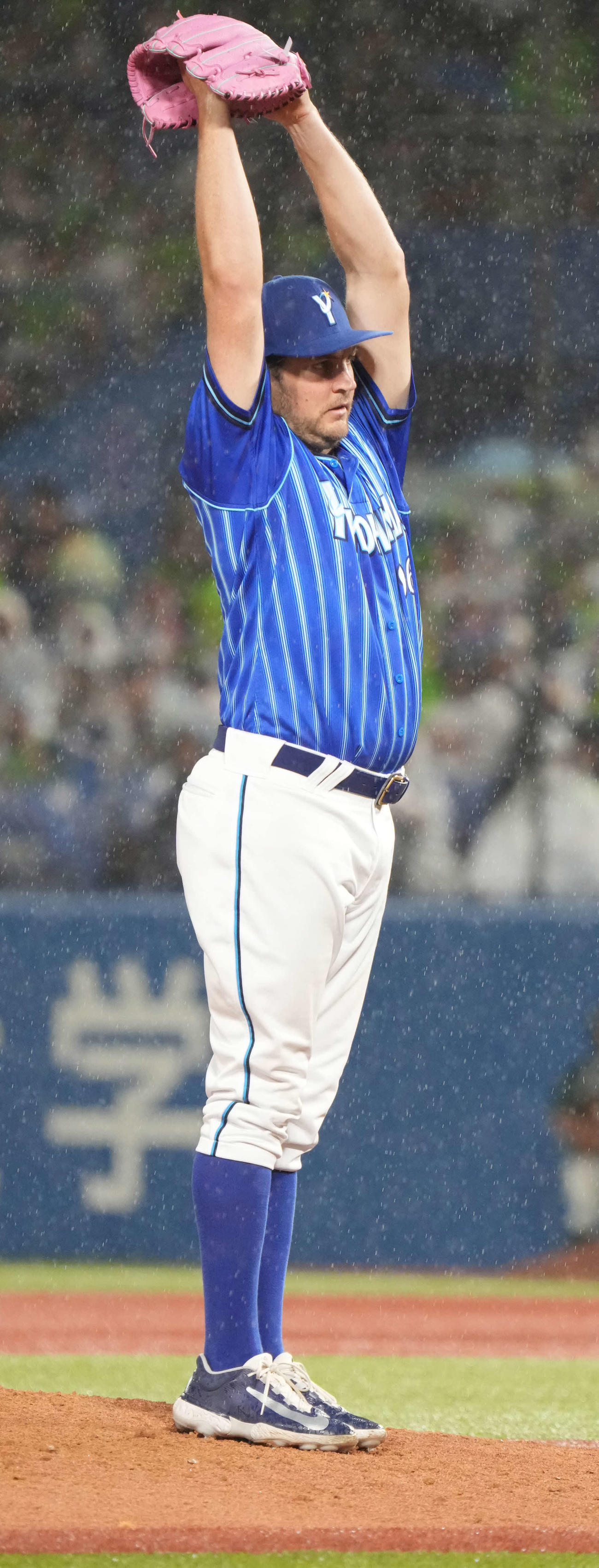 ヤクルト対DeNA、4回裏ヤクルト無死一塁、DeNA先発のバウアーは村上を空振り三振に仕留め刀ポーズを披露する（撮影・小沢裕）