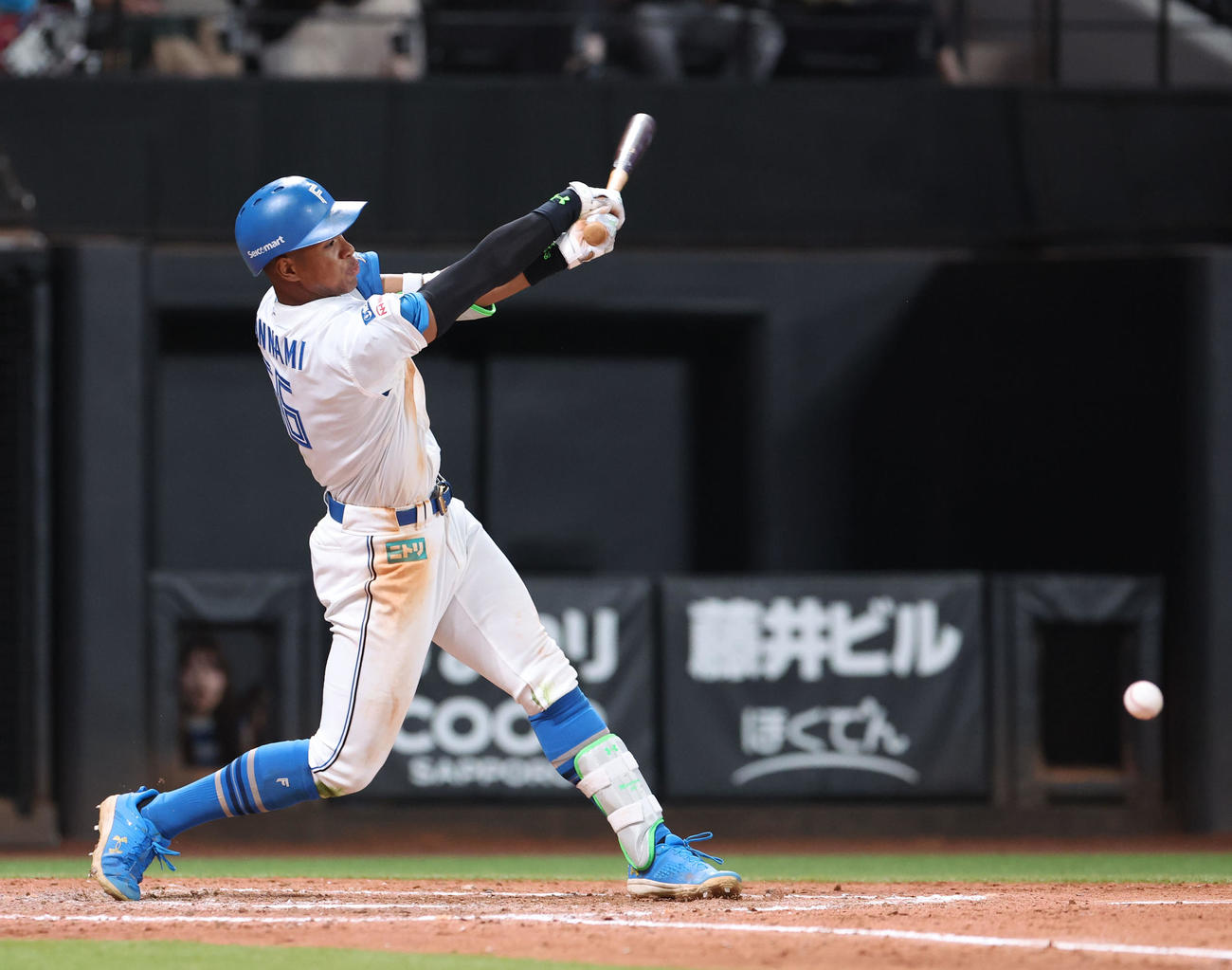 日本ハム対ロッテ　5回裏日本ハム2死一、二塁、万波は右前適時打を放つ（撮影・佐藤翔太）