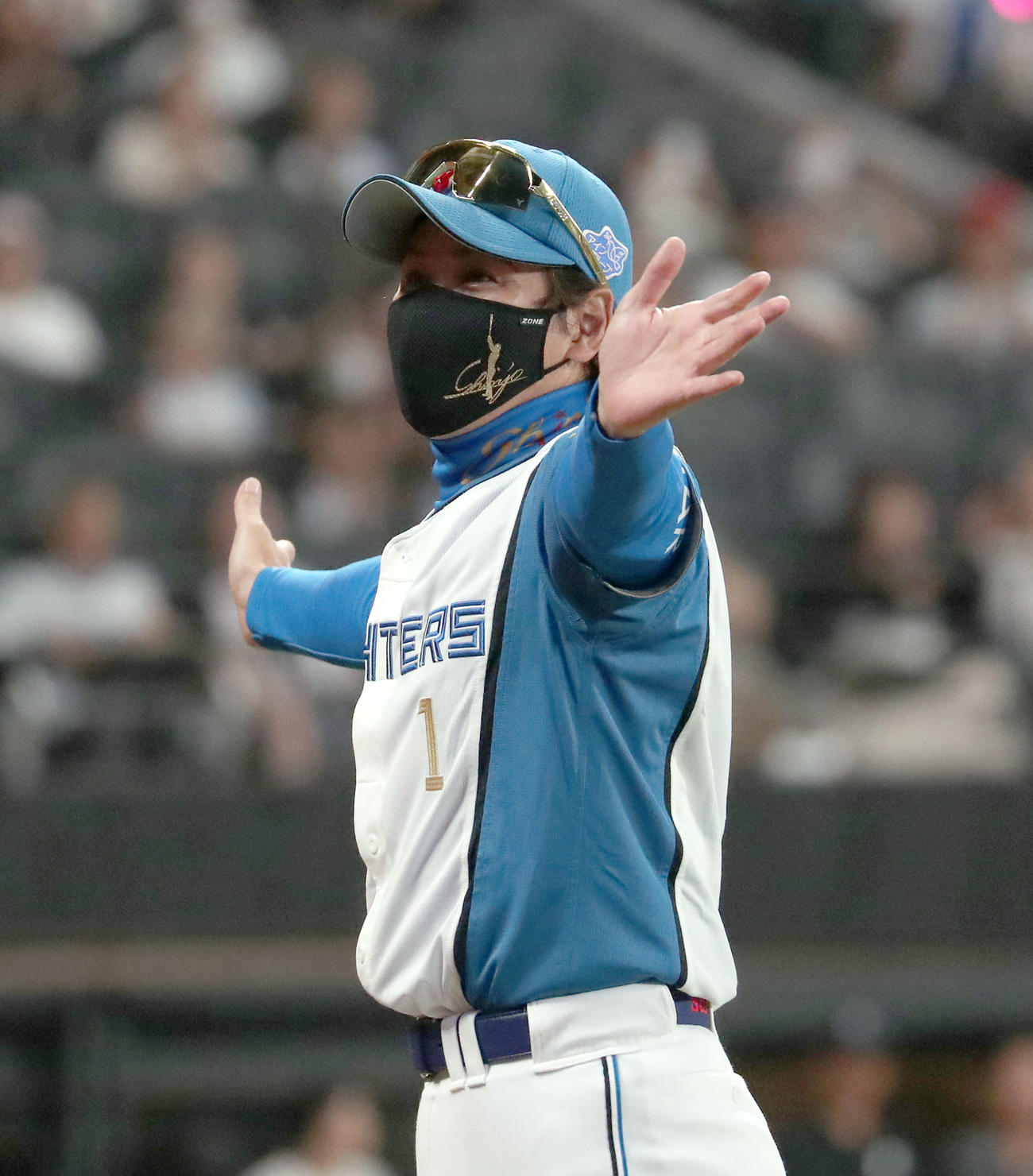 日本ハム対ロッテ　ロッテに勝利し笑顔で引き揚げる新庄監督（撮影・佐藤翔太）