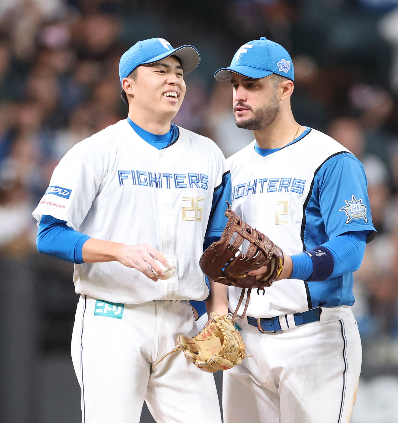 日本ハム対ロッテ　試合終了後、日本ハム田中正（左）はマルティネスからウイニングボールを受け取る（撮影・佐藤翔太）