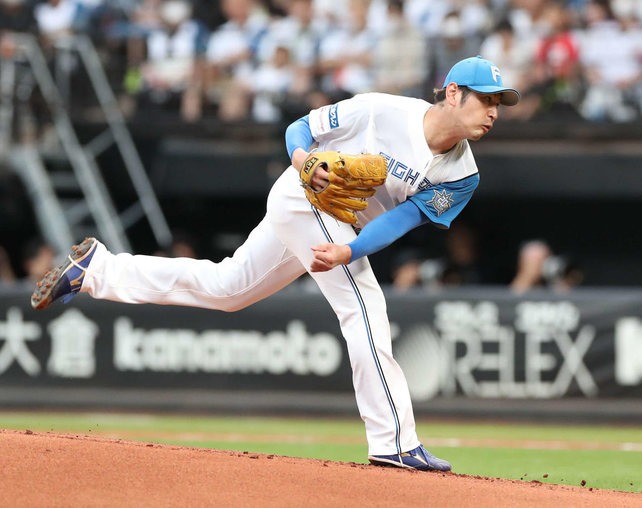 日本ハム対ロッテ　力投する日本ハム先発の加藤貴（撮影・黒川智章）