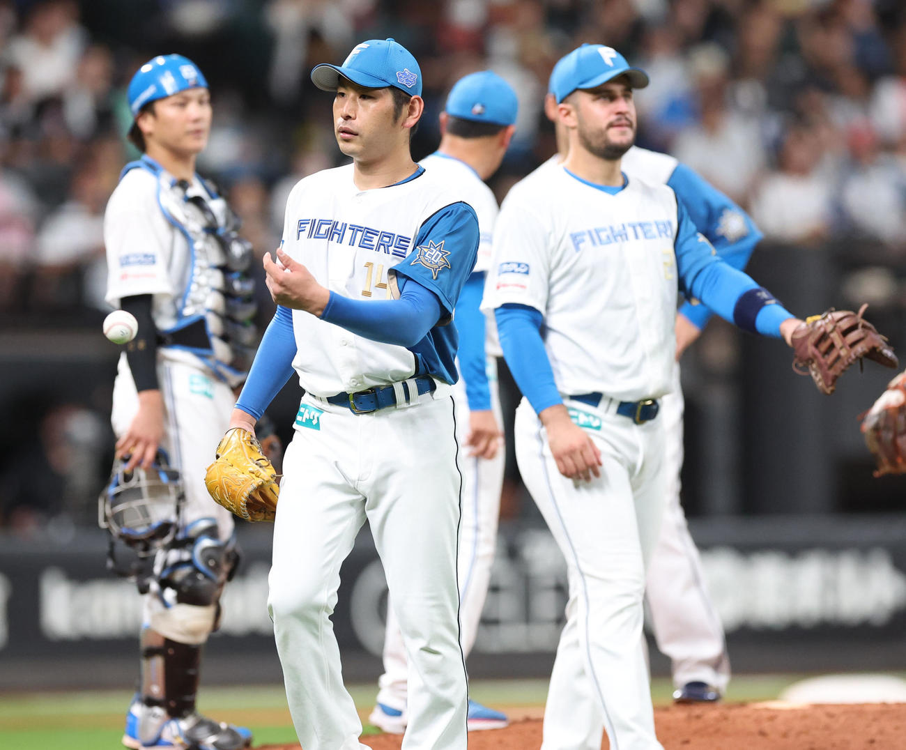 日本ハム対ロッテ　6回表途中で降板する加藤貴（撮影・佐藤翔太）