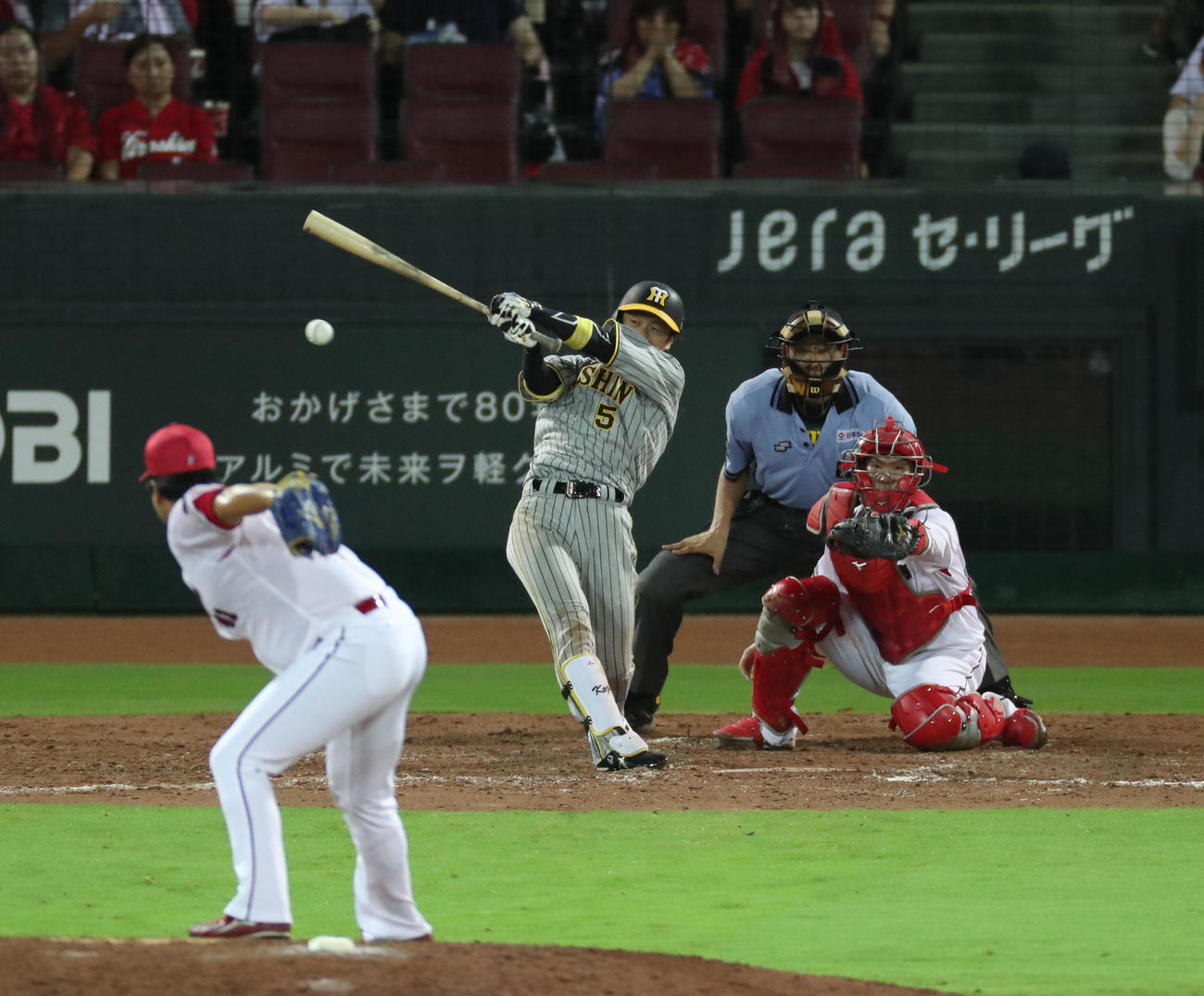 広島対阪神　9回表阪神無死一、二塁、近本は併殺打に終わる（撮影・梅根麻紀）