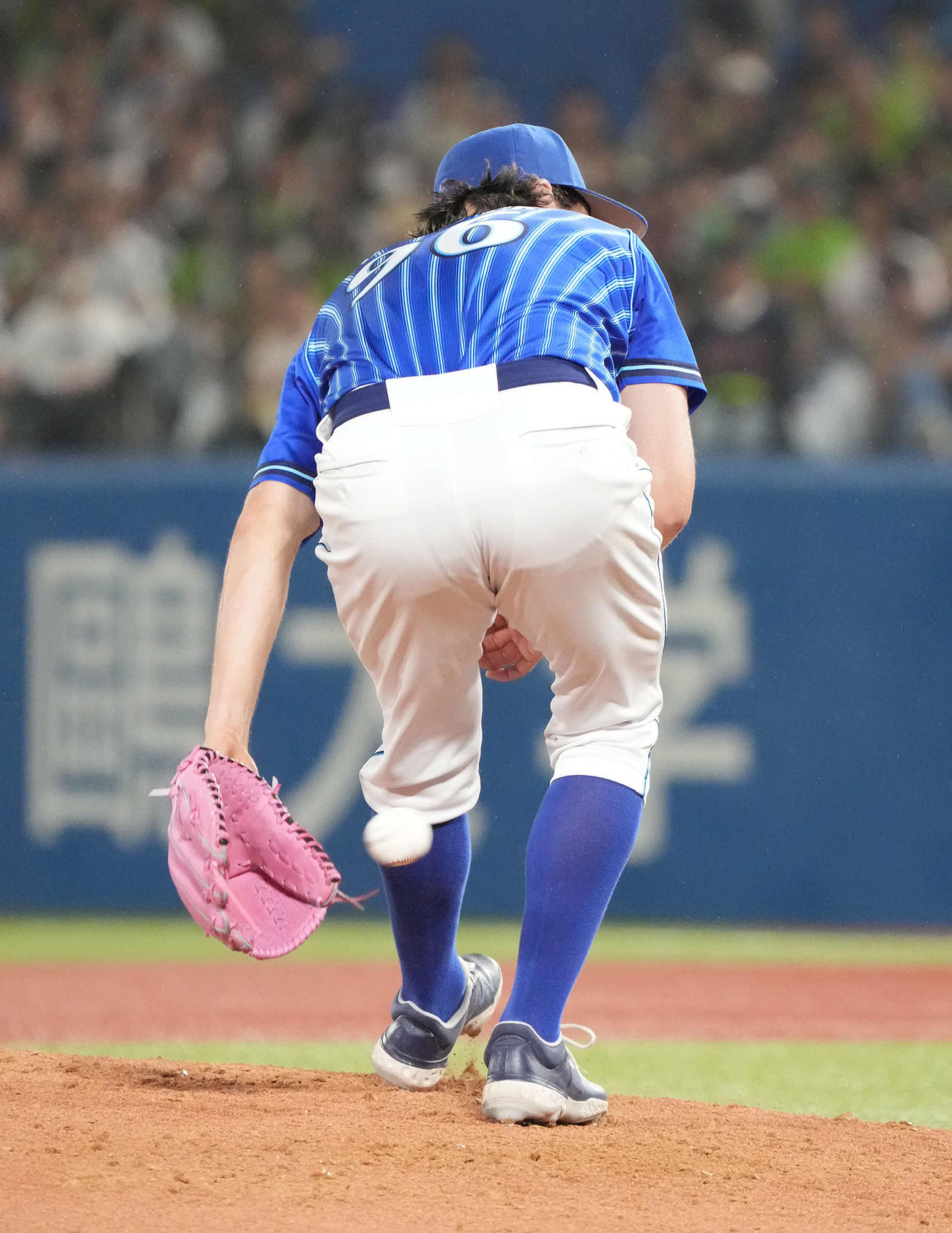 ヤクルト対DeNA、3回裏ヤクルト2死、浜田の投ゴロを背面キャッチするDeNA先発のバウアー（撮影・小沢裕）