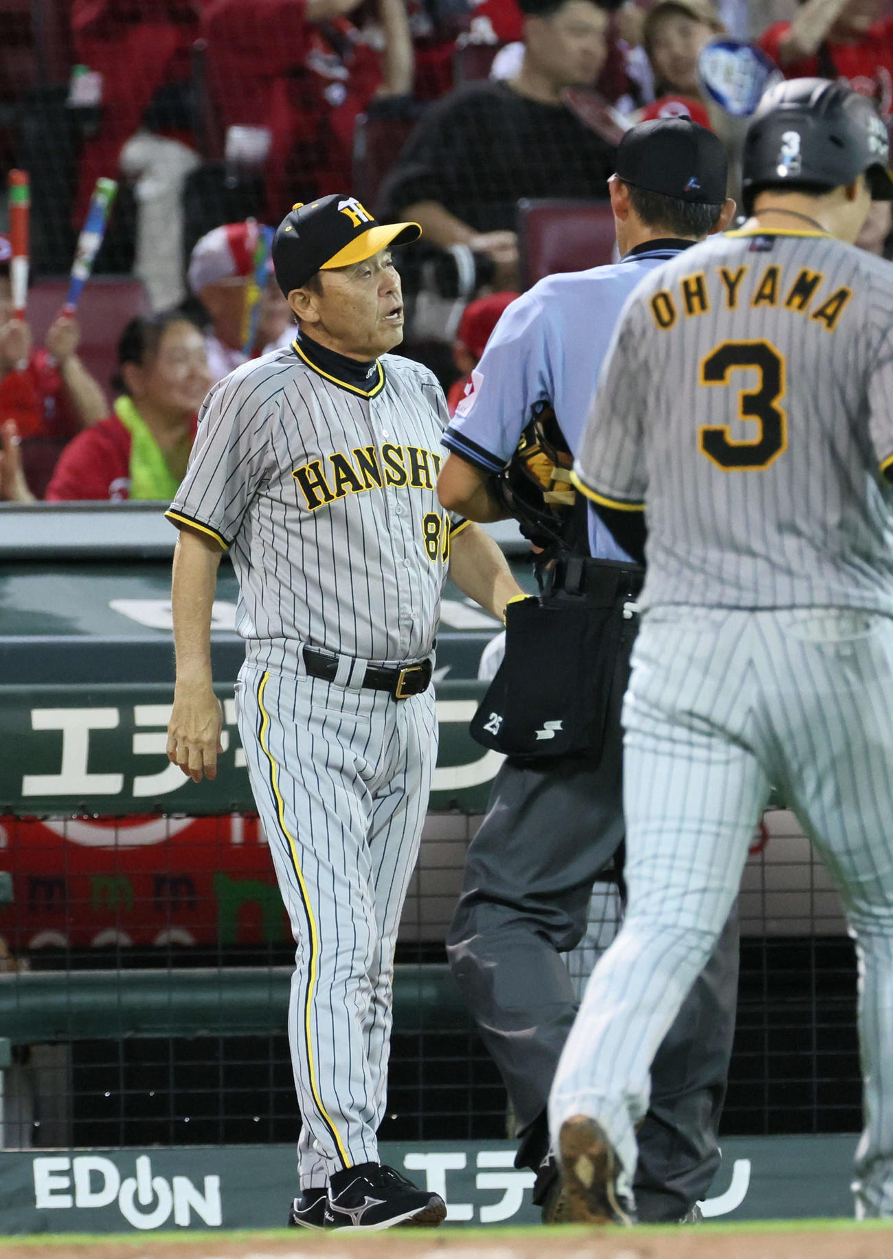 広島対阪神　8回表終了時、交代を告げる岡田監督（撮影・加藤孝規）