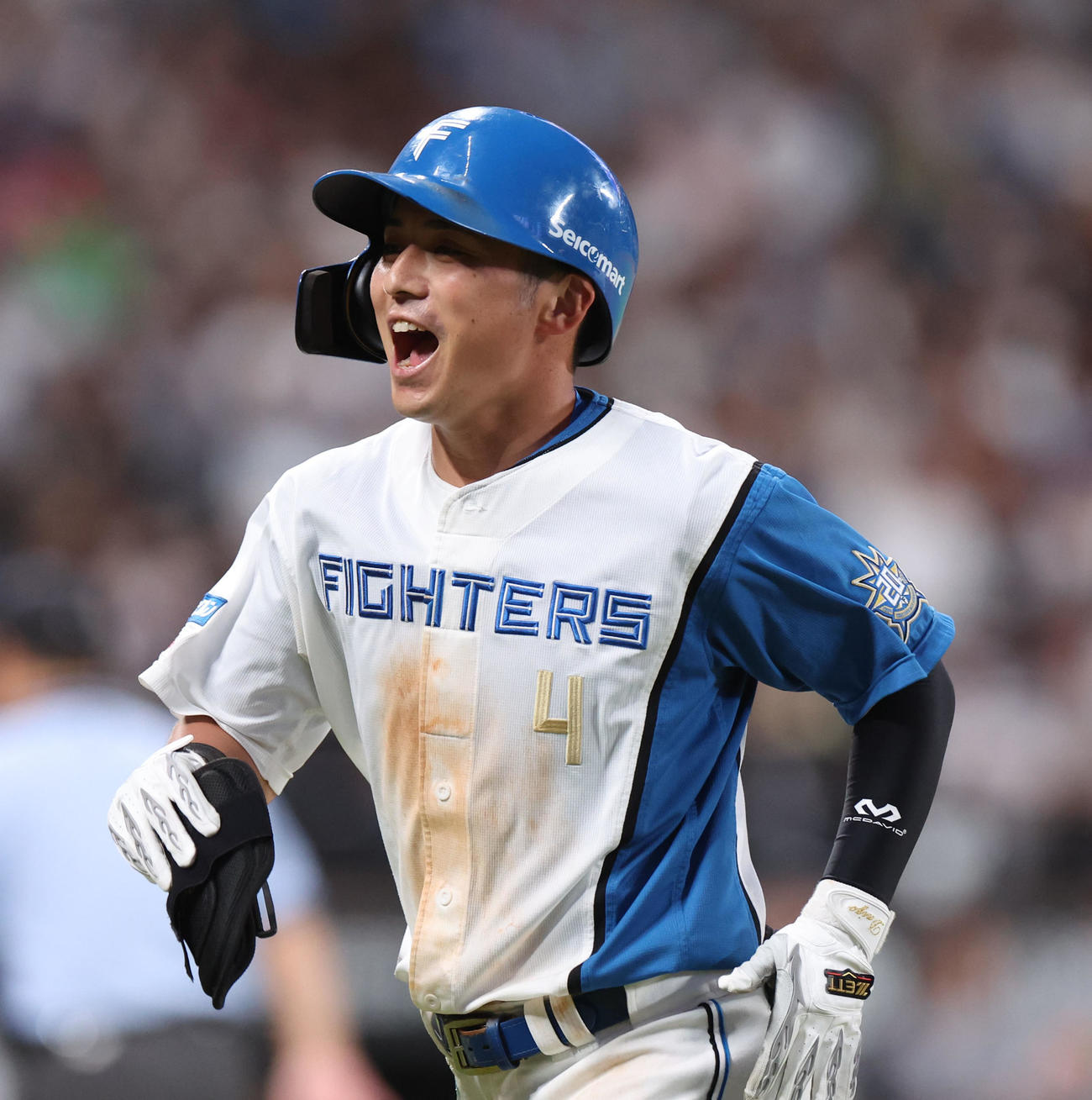 日本ハム対ロッテ　5回裏日本ハム2死満塁、上川畑は中前適時打を放ち笑顔でベンチに戻る（撮影・佐藤翔太）