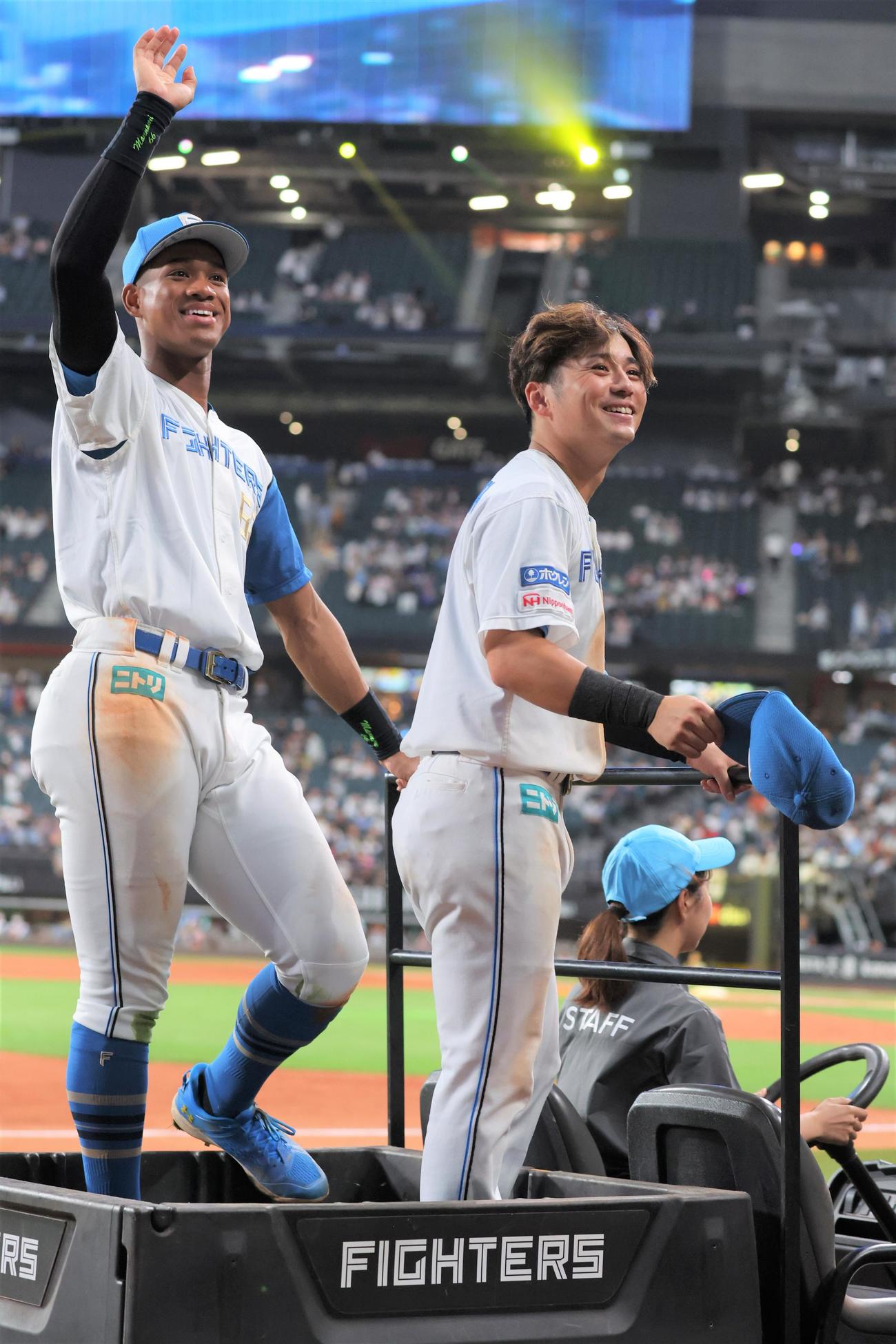 日本ハム対ロッテ　試合後、スタンドに手を振る万波（左）と上川畑（撮影・黒川智章）