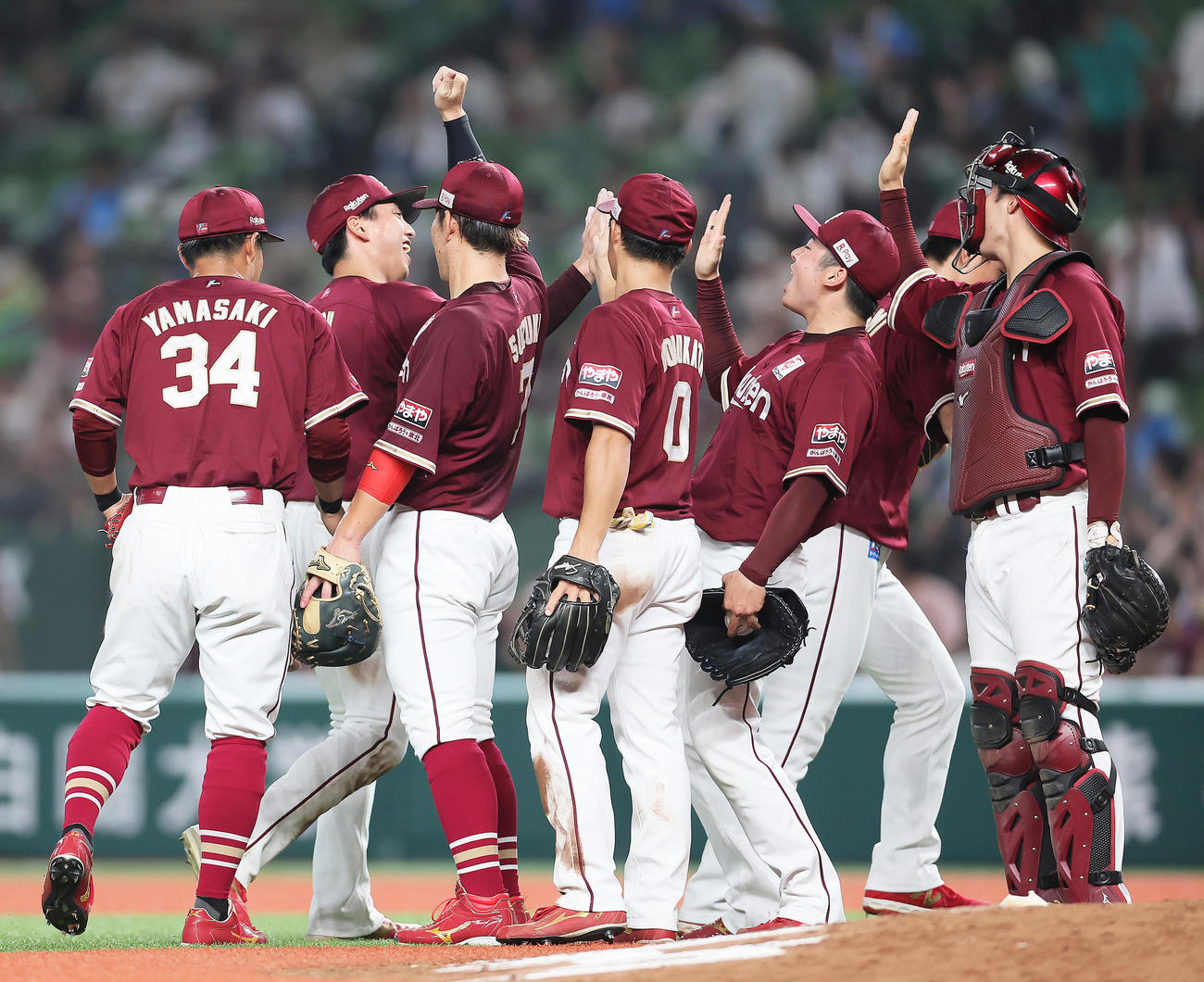 西武対楽天　勝利しタッチを交わす楽天小郷（左から2人目）ら（撮影・足立雅史）