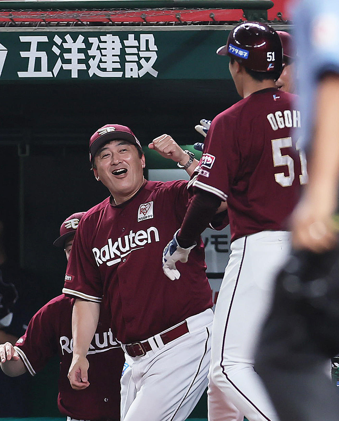 西武対楽天　9回表楽天2死三塁、浅村の三塁適時内野安打で生還した小郷（右）を笑顔で迎える石井監督（撮影・足立雅史）