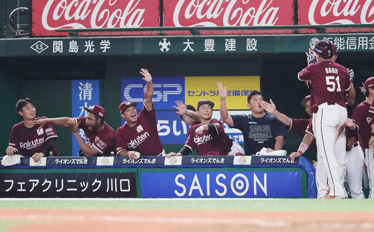 西武対楽天　9回表楽天2死三塁、浅村の三塁適時内野安打で生還した小郷（右端）をタッチで迎えるナインら（撮影・足立雅史）