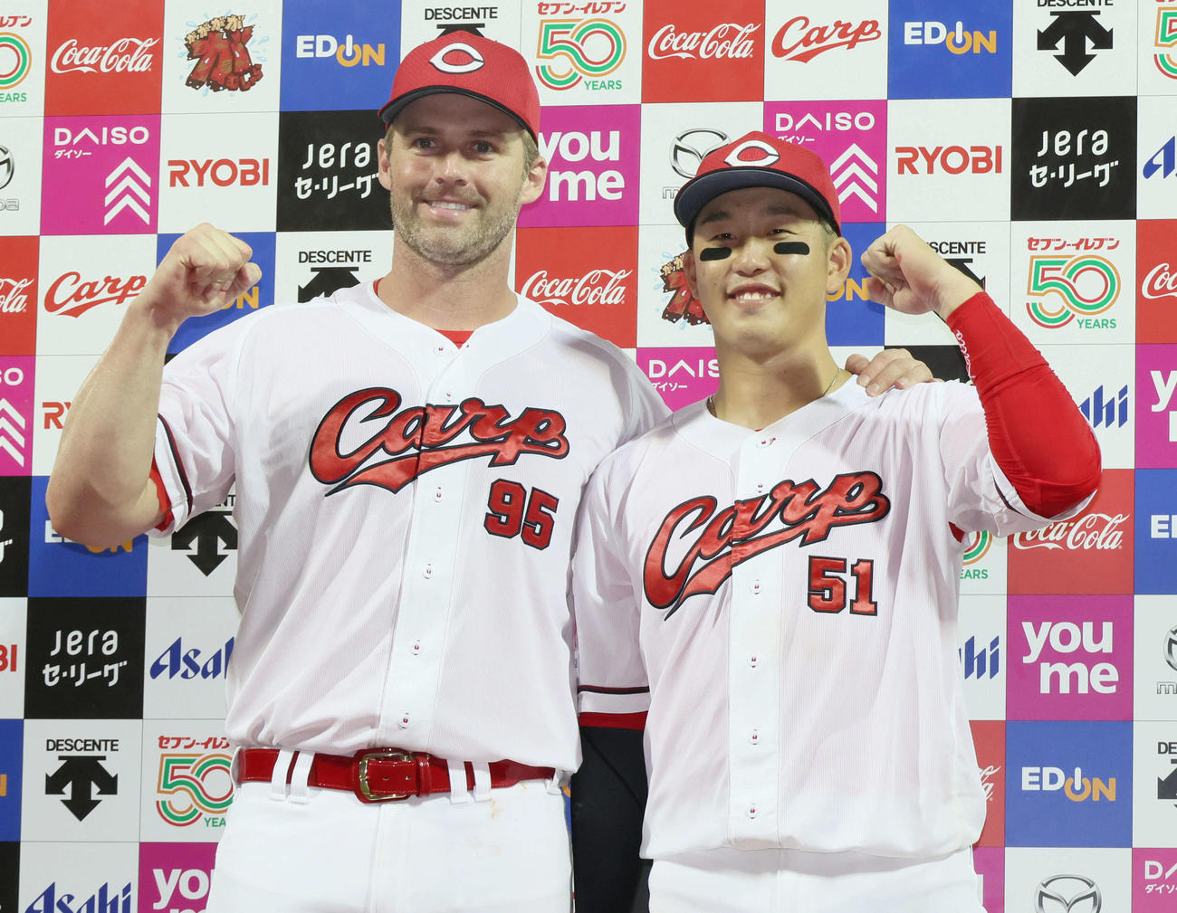 広島対阪神　お立ち台でポーズを決めるデビッドソン（左）と小園（撮影・加藤孝規）
