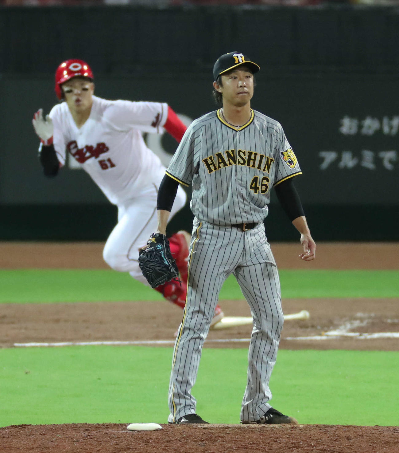 広島対阪神　6回裏広島2死一、二塁、小園に左前勝ち越し適時打を浴びた島本（撮影・梅根麻紀）