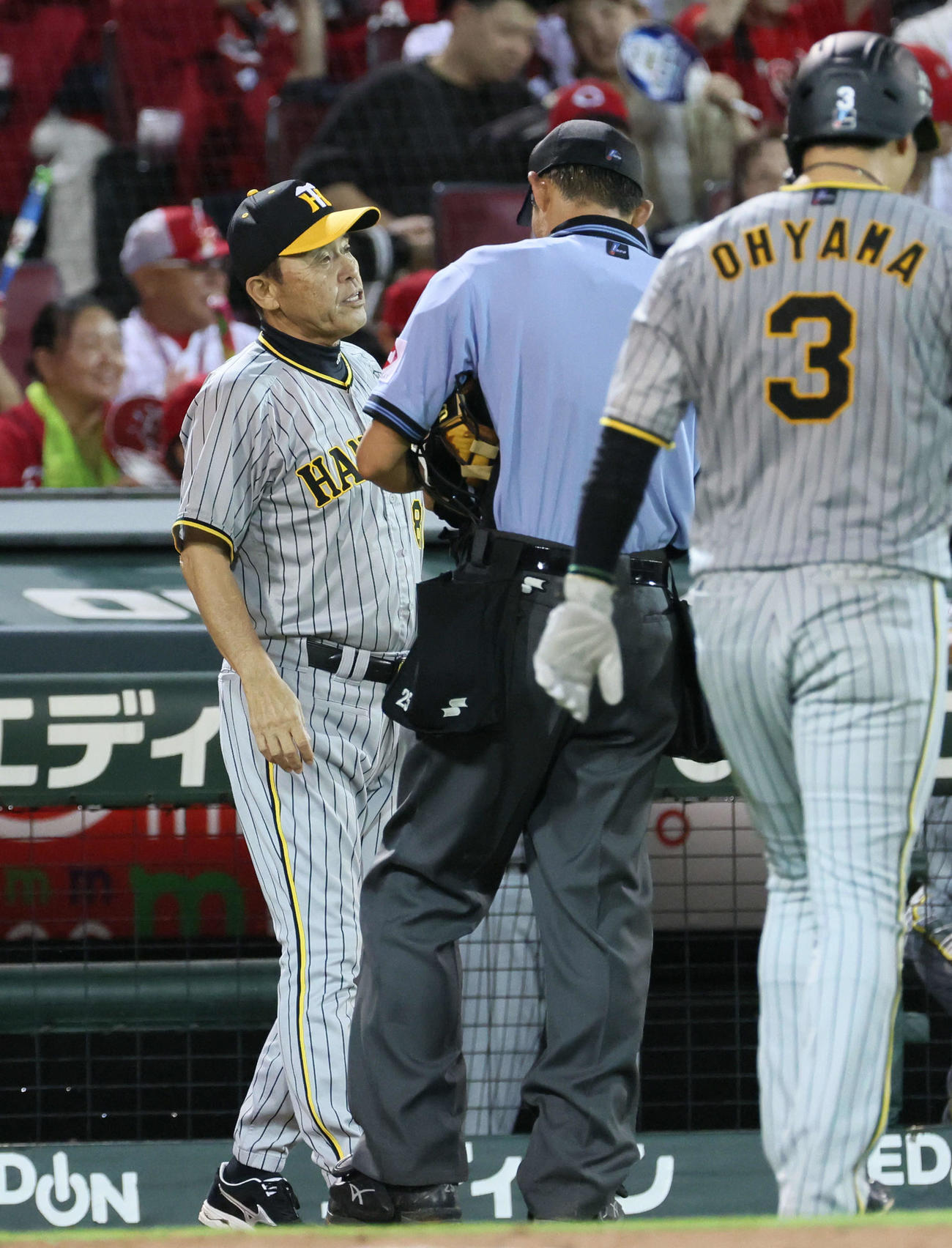 広島対阪神　8回表終了時、交代を告げる岡田監督（撮影・加藤孝規）