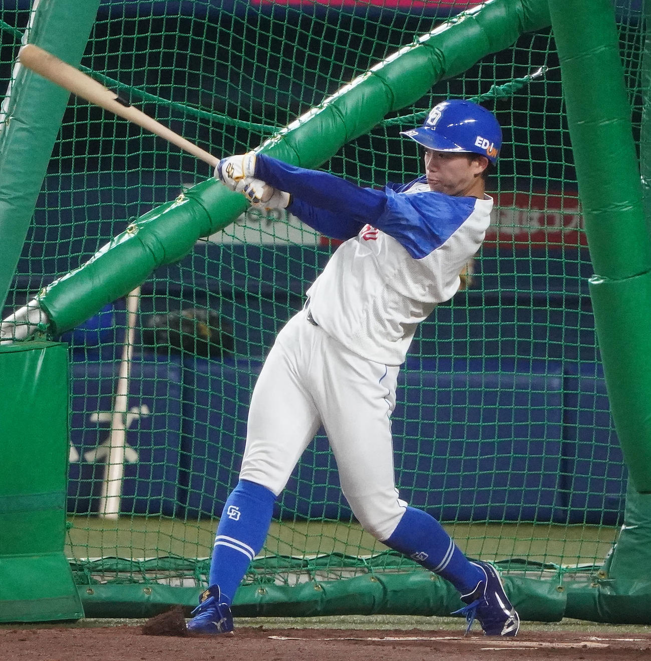 15日、試合中止となりフリー打撃練習で調整する岡林（撮影・森本幸一）