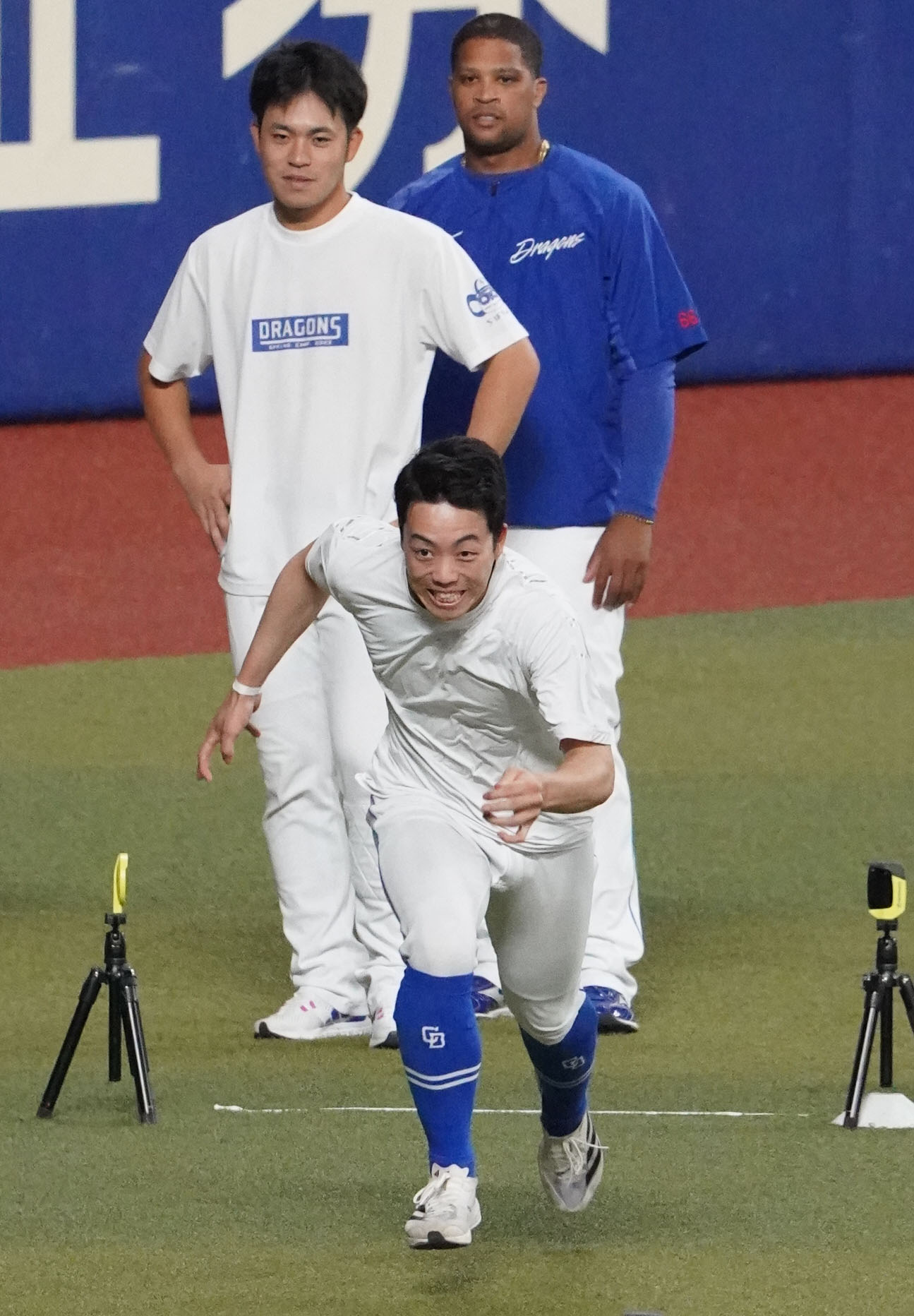 15日、ダッシュのタイム測定を行う岡林（撮影・森本幸一）
