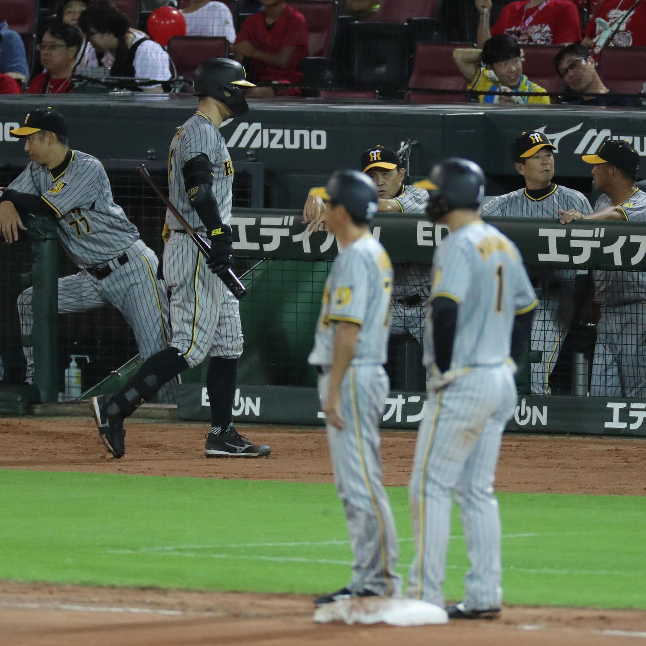 広島対阪神　8回表阪神無死二、三塁、佐藤は空振り三振に終わる（撮影・梅根麻紀）