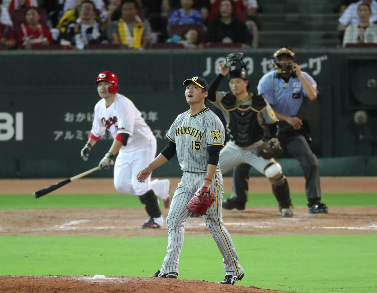 広島対阪神　5回裏広島2死二塁、会沢に中前適時打を浴びる西純（撮影・梅根麻紀）