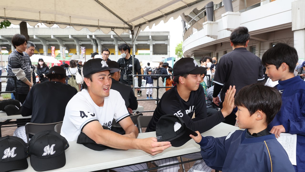 5月20日に市原市で開催された試合前にキッズキャップを手渡すロッテの選手たち（球団提供）