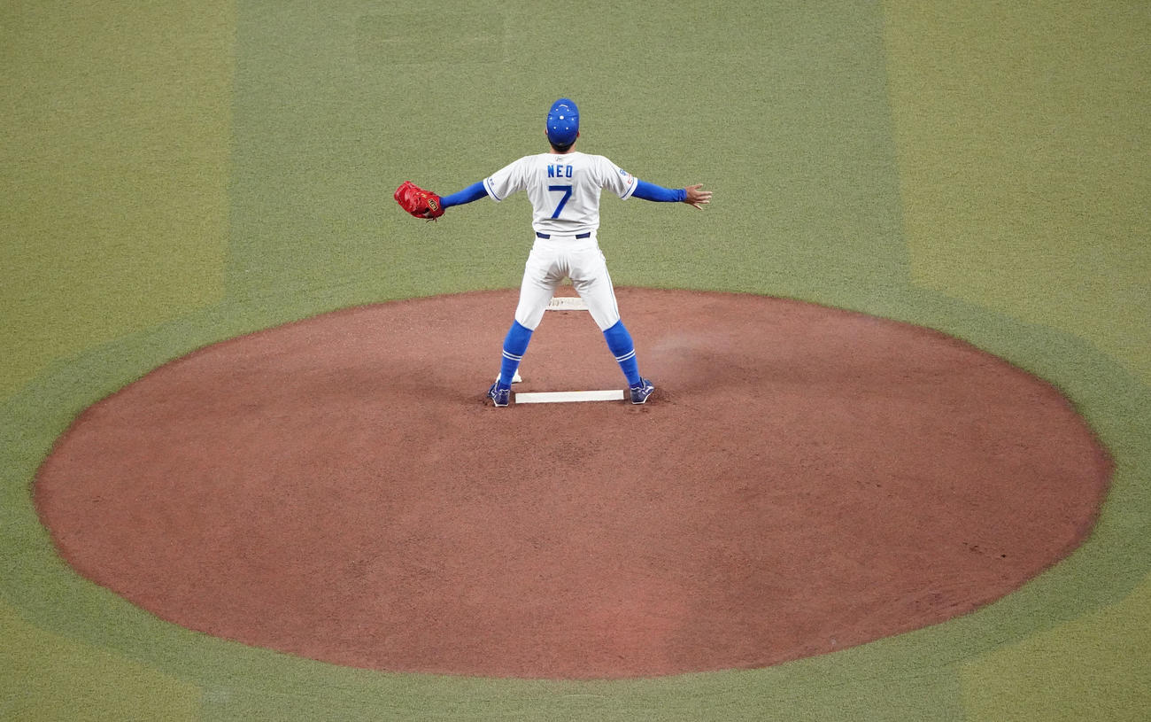 ウエスタンリーグ中日対阪神　先発のマウンドに上がり大きく呼吸する中日先発の根尾（撮影・森本幸一）