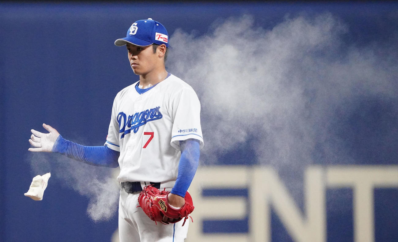 ウエスタンリーグ中日対阪神　4回表、ロジンを手にする根尾（撮影・森本幸一）