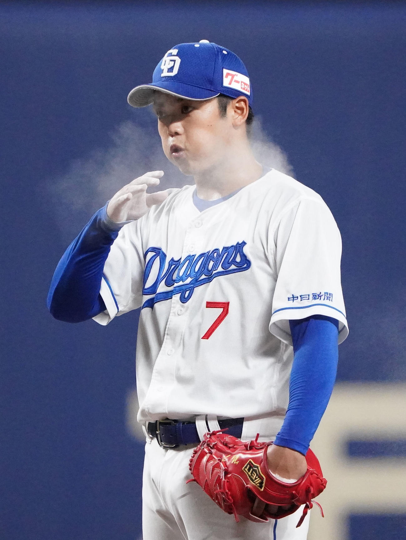 ウエスタンリーグ中日対阪神　4回表、手についたロジンの粉を吹き飛ばす根尾（撮影・森本幸一）