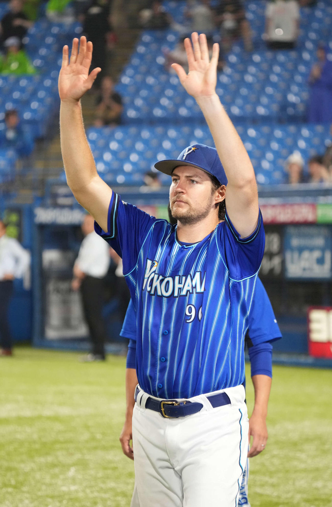 15日、ヒーローインタビューを終えファンに手を振るDeNAバウアー
