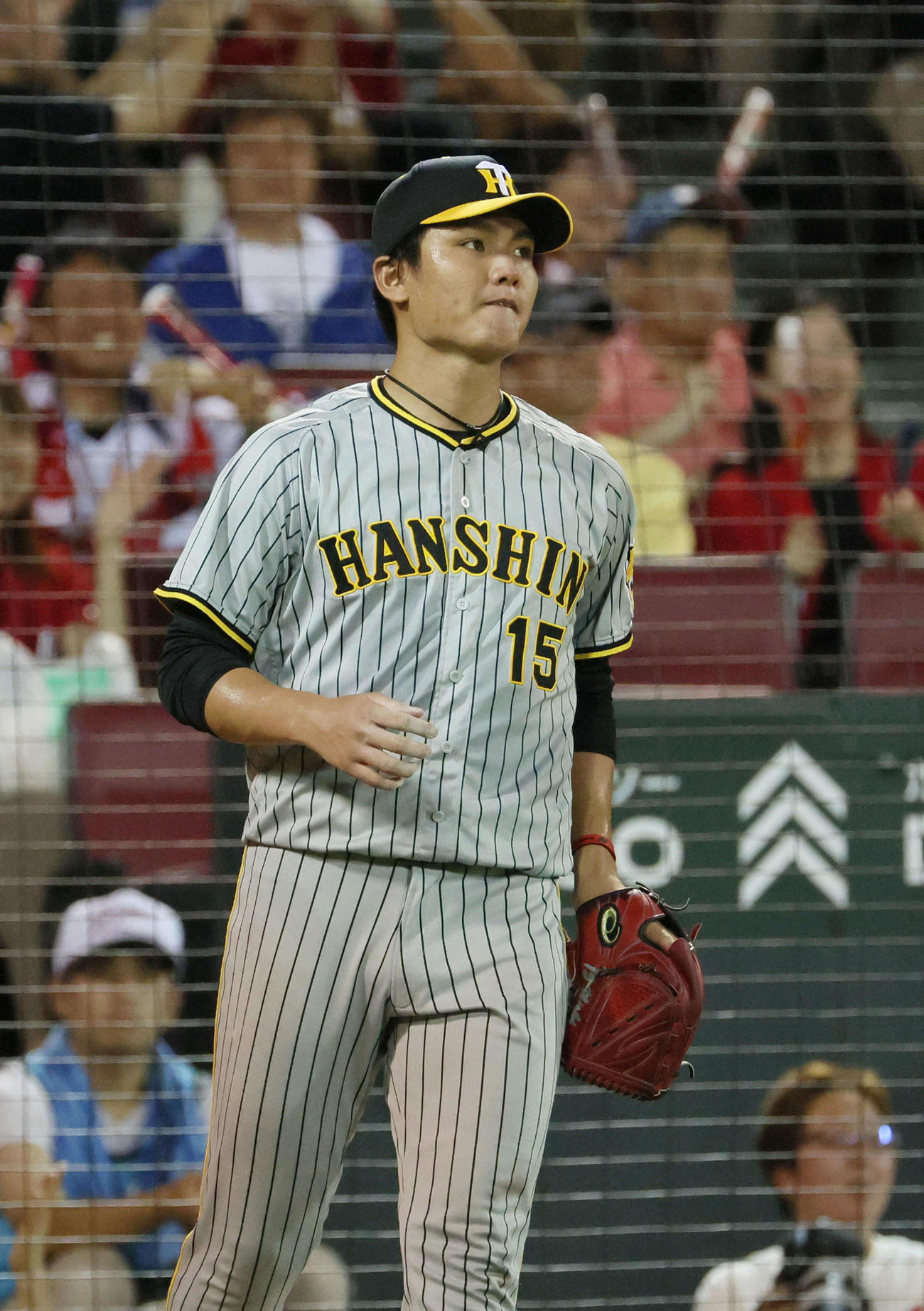 15日、5回裏広島2死二塁、代打の会沢に中前適時打を浴びた西純