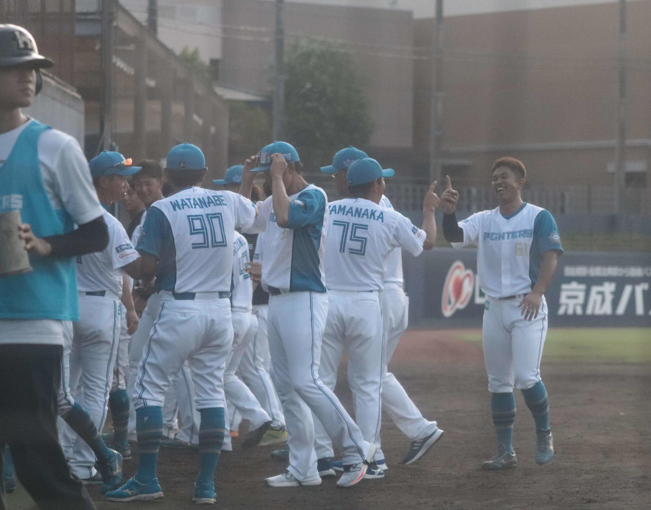 日本ハム対巨人　11回1死二塁からサヨナラ勝ちし、歓喜の日本ハムナイン（撮影・佐瀬百合子）