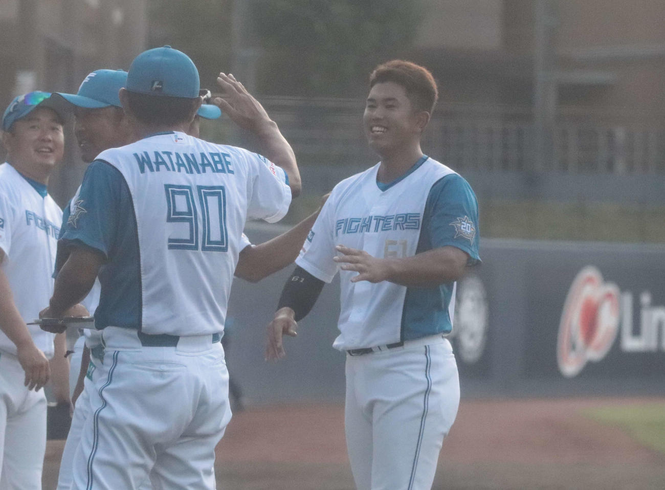 日本ハム対巨人　11回延長でサヨナラ勝ちを納め、先頭に左前安打で出塁し、試合後に笑顔を見せる日本ハム今川（右）（撮影・佐瀬百合子）