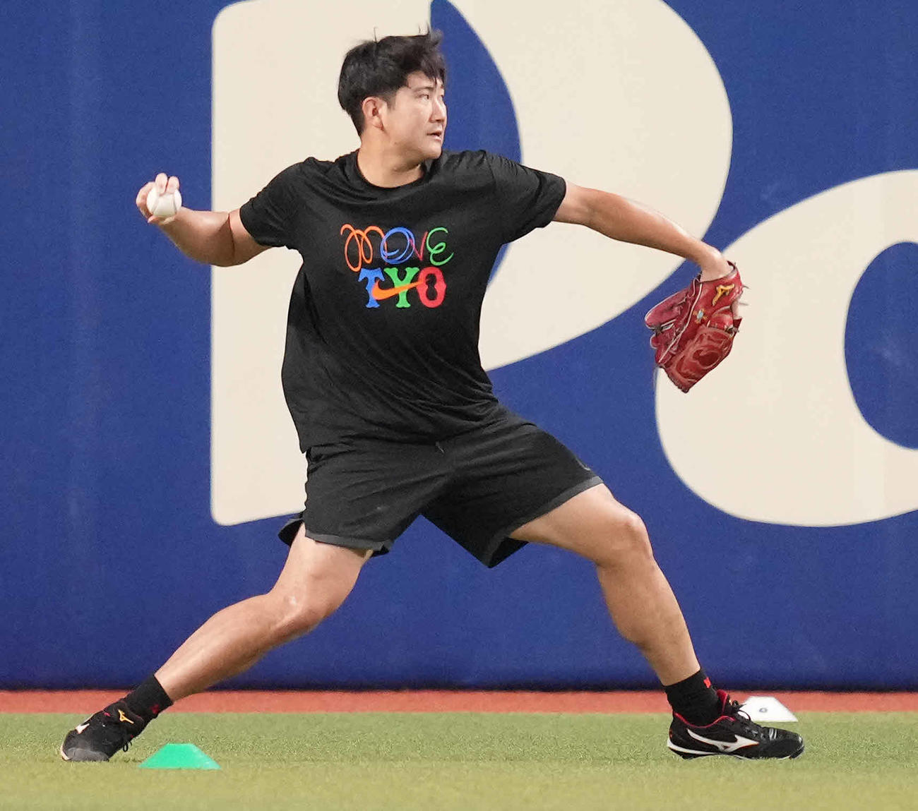 中日対巨人　試合前練習でキャッチボールする巨人菅野（撮影・鈴木みどり）