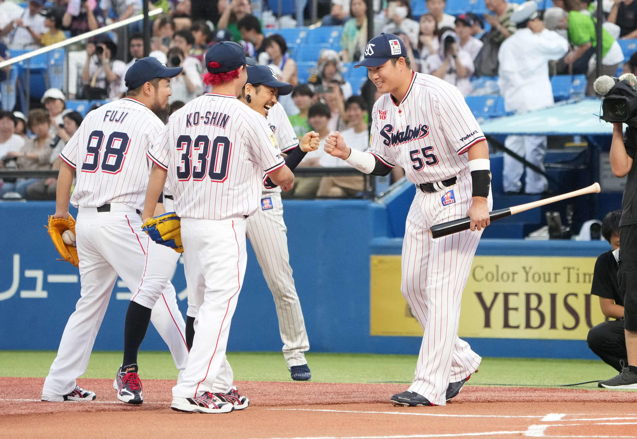 ヤクルト対DeNAで始球式に臨むWANIMAのメンバーらとグータッチするヤクルト村上（撮影・小沢裕）