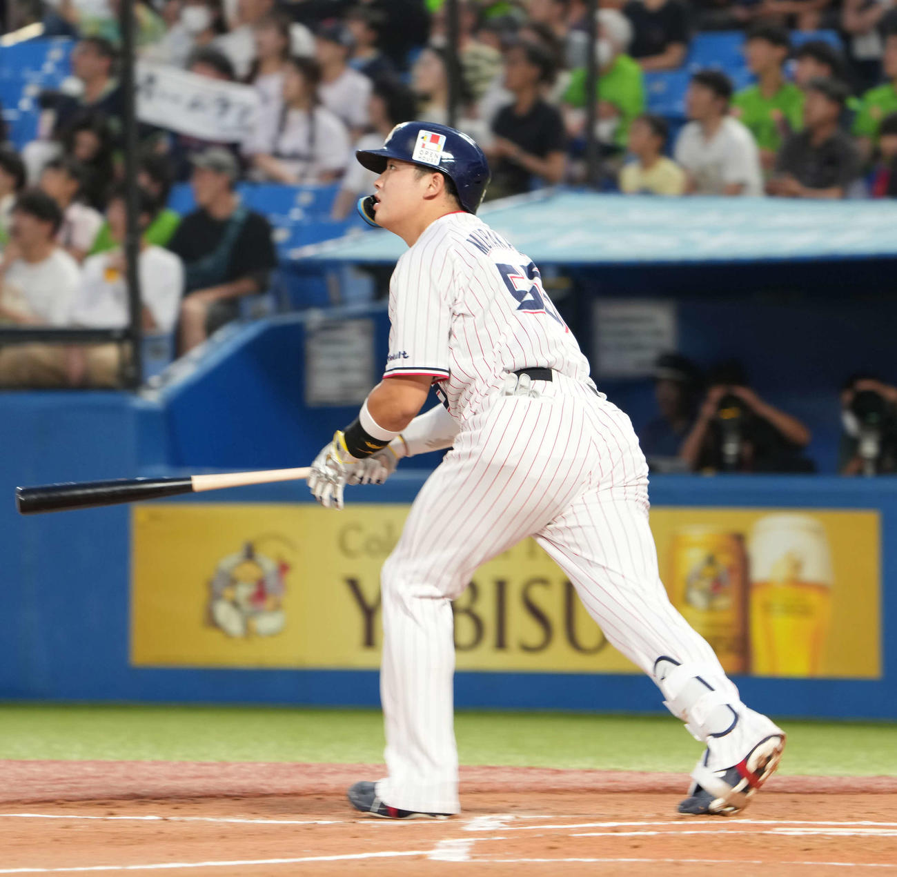ヤクルト対DeNA、2回裏ヤクルト無死、村上は左越えに球団通算8500号となる先制ソロ本塁打を放つ（撮影・小沢裕）