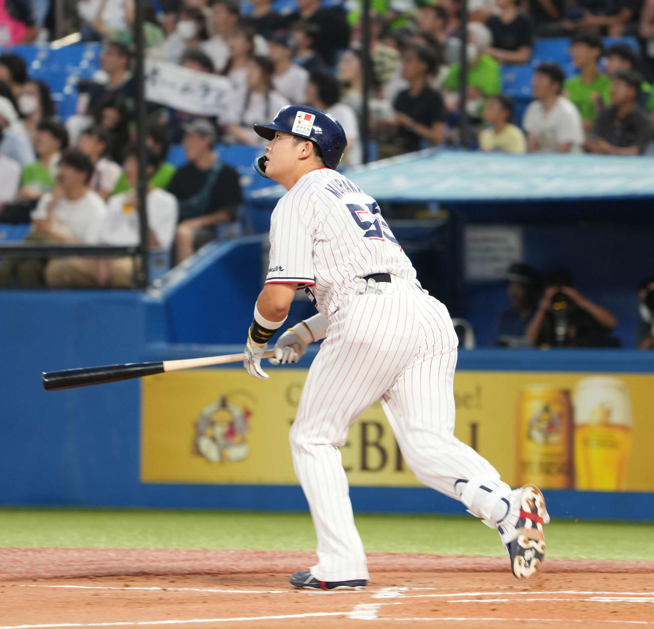 ヤクルト対DeNA、2回裏ヤクルト無死、村上は左越えに球団通算8500号となる先制ソロ本塁打を放つ（撮影・小沢裕）