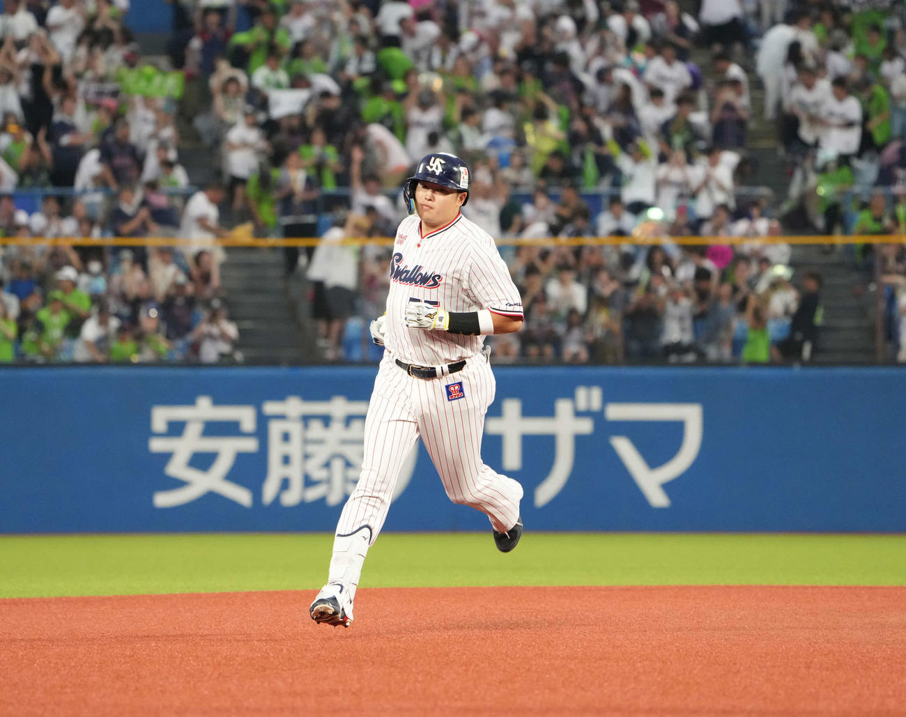 ヤクルト対DeNA、2回裏ヤクルト無死、村上は左越えに球団通算8500号となる先制ソロ本塁打を放ち三塁へ向かう（撮影・小沢裕）