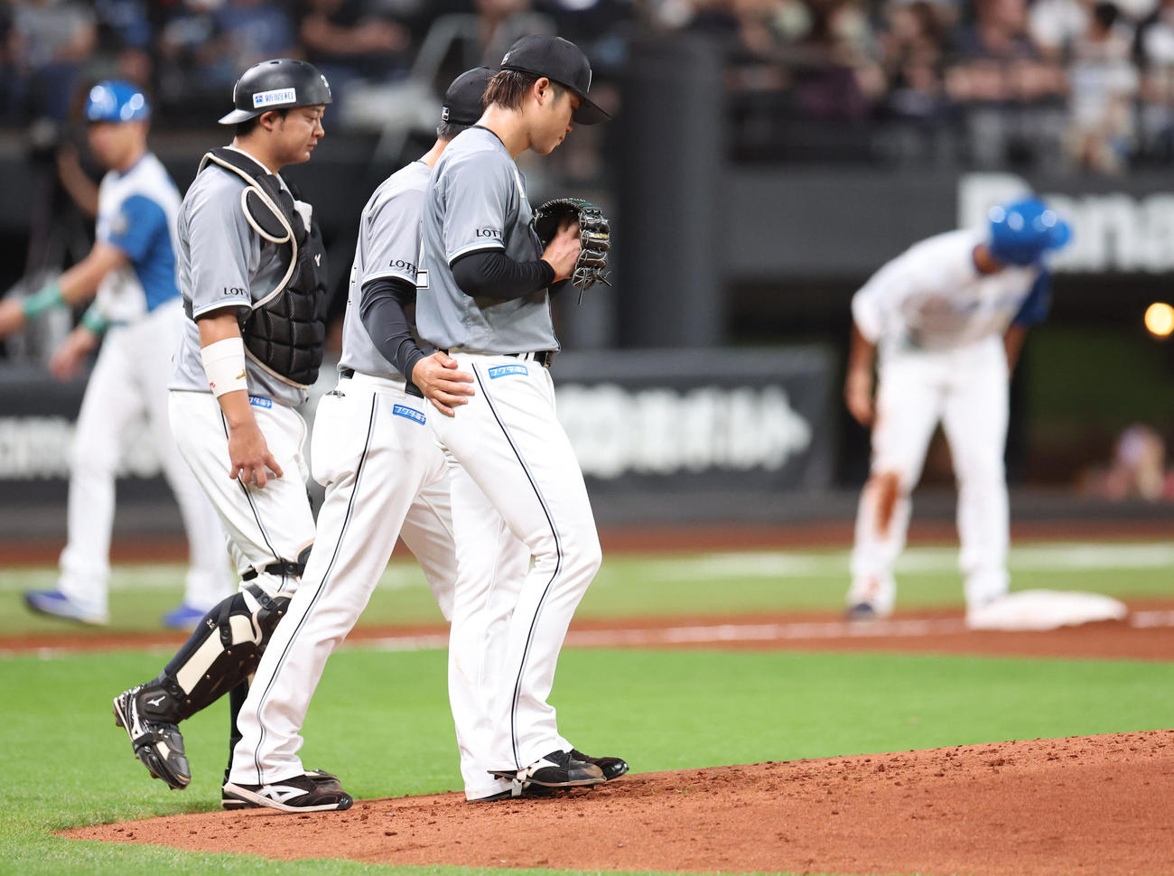 日本ハム対ロッテ　2回裏日本ハム1死一、三塁、王柏融に適時三塁打を浴びる森（撮影・佐藤翔太）